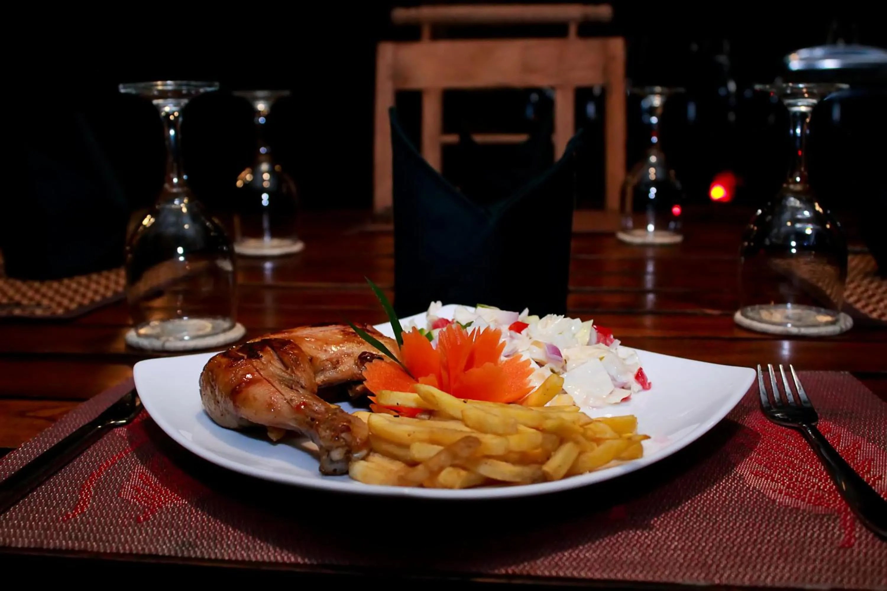 Restaurant/places to eat in Birds Paradise Inn