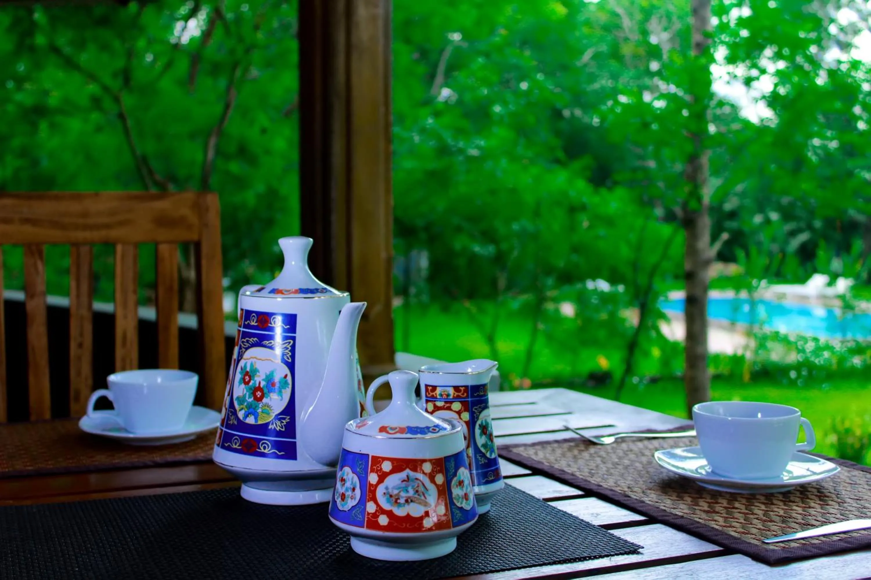 Restaurant/places to eat in Birds Paradise Inn