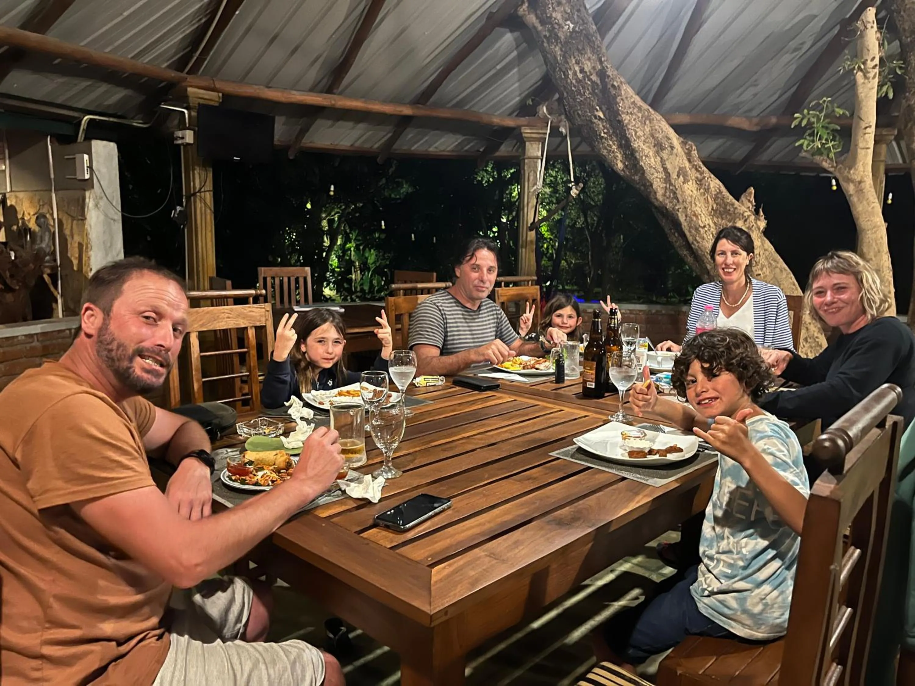 Restaurant/places to eat in Birds Paradise Inn