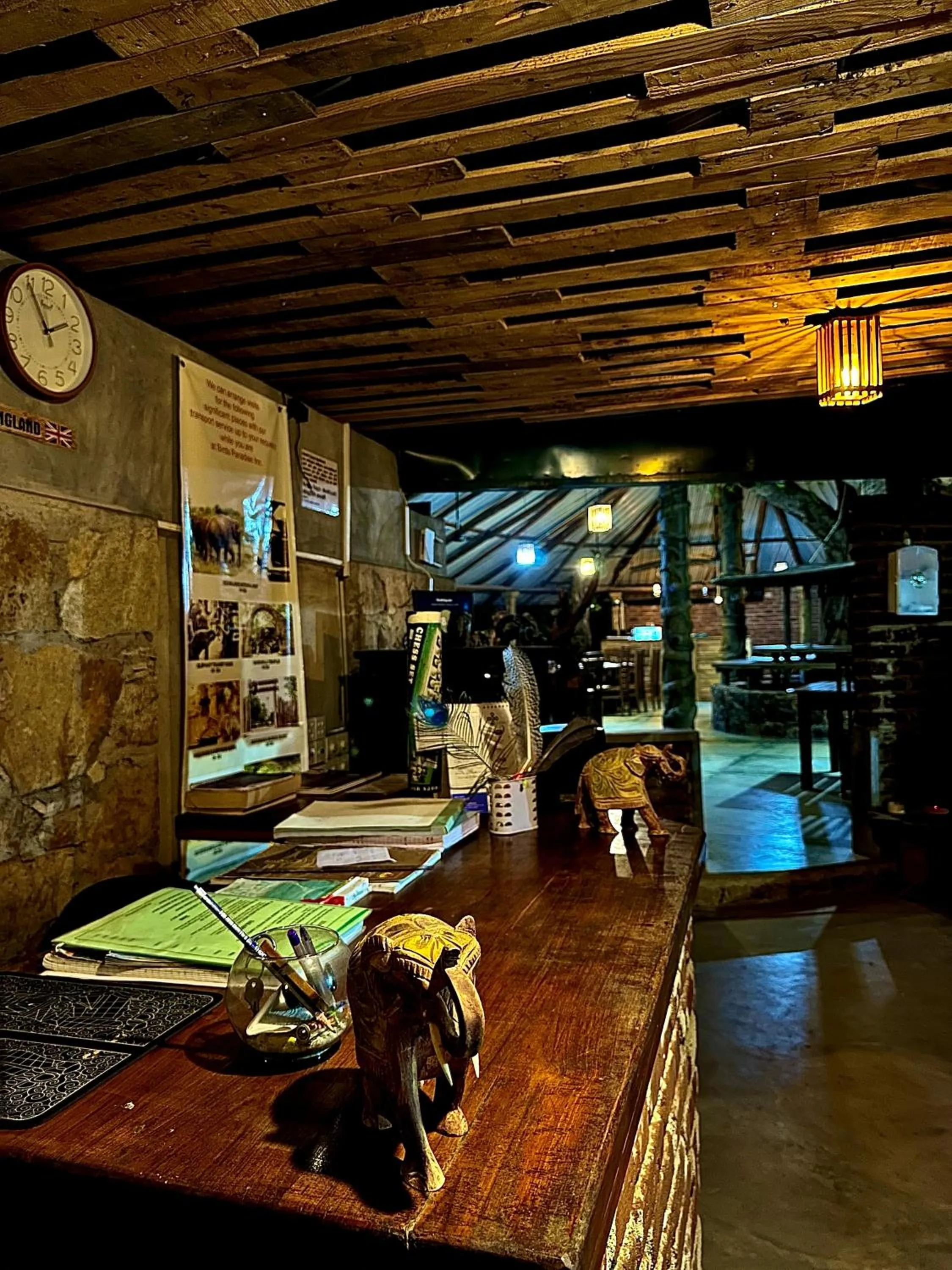 Restaurant/places to eat in Birds Paradise Inn