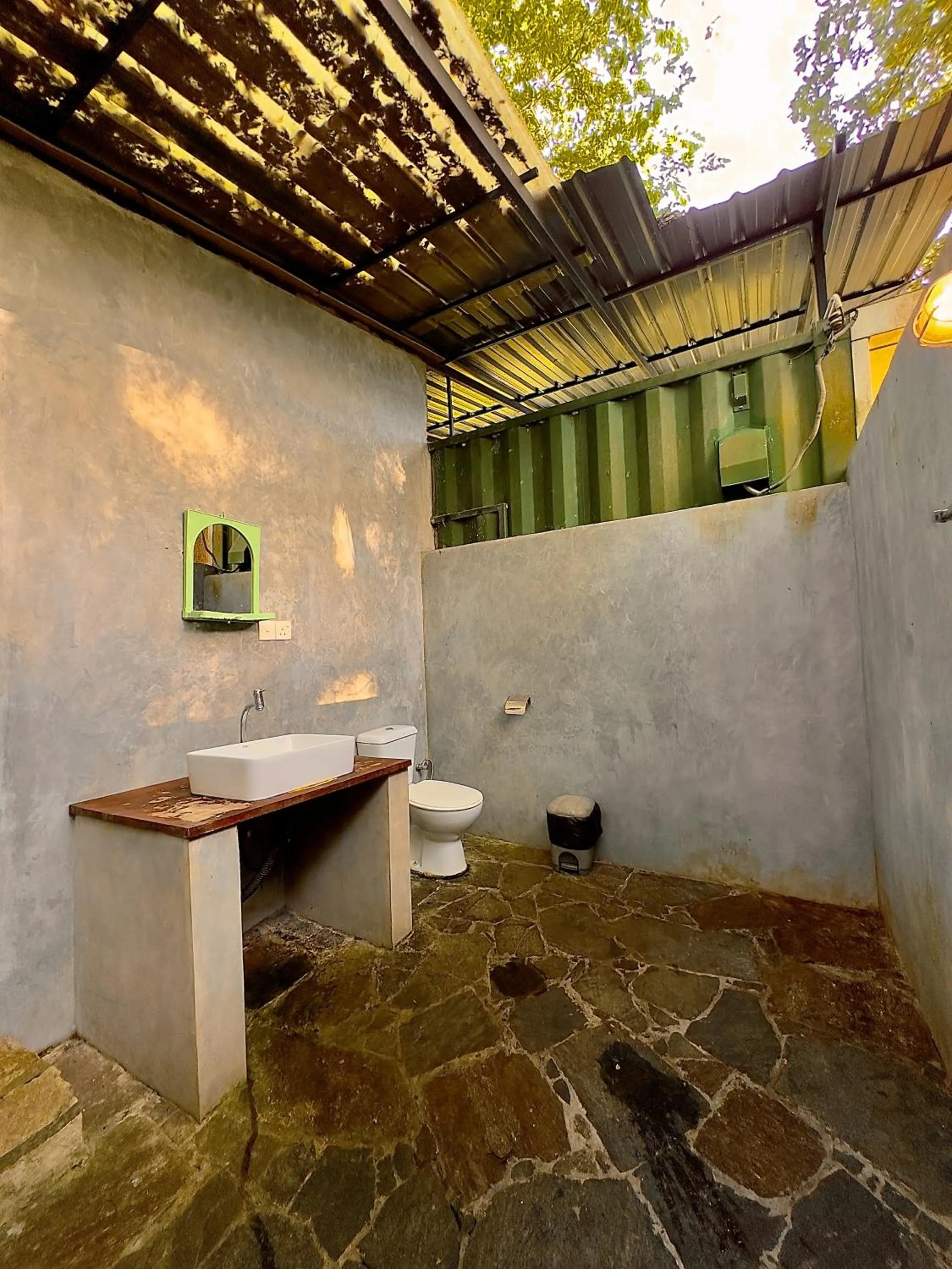 Toilet in Birds Paradise Inn