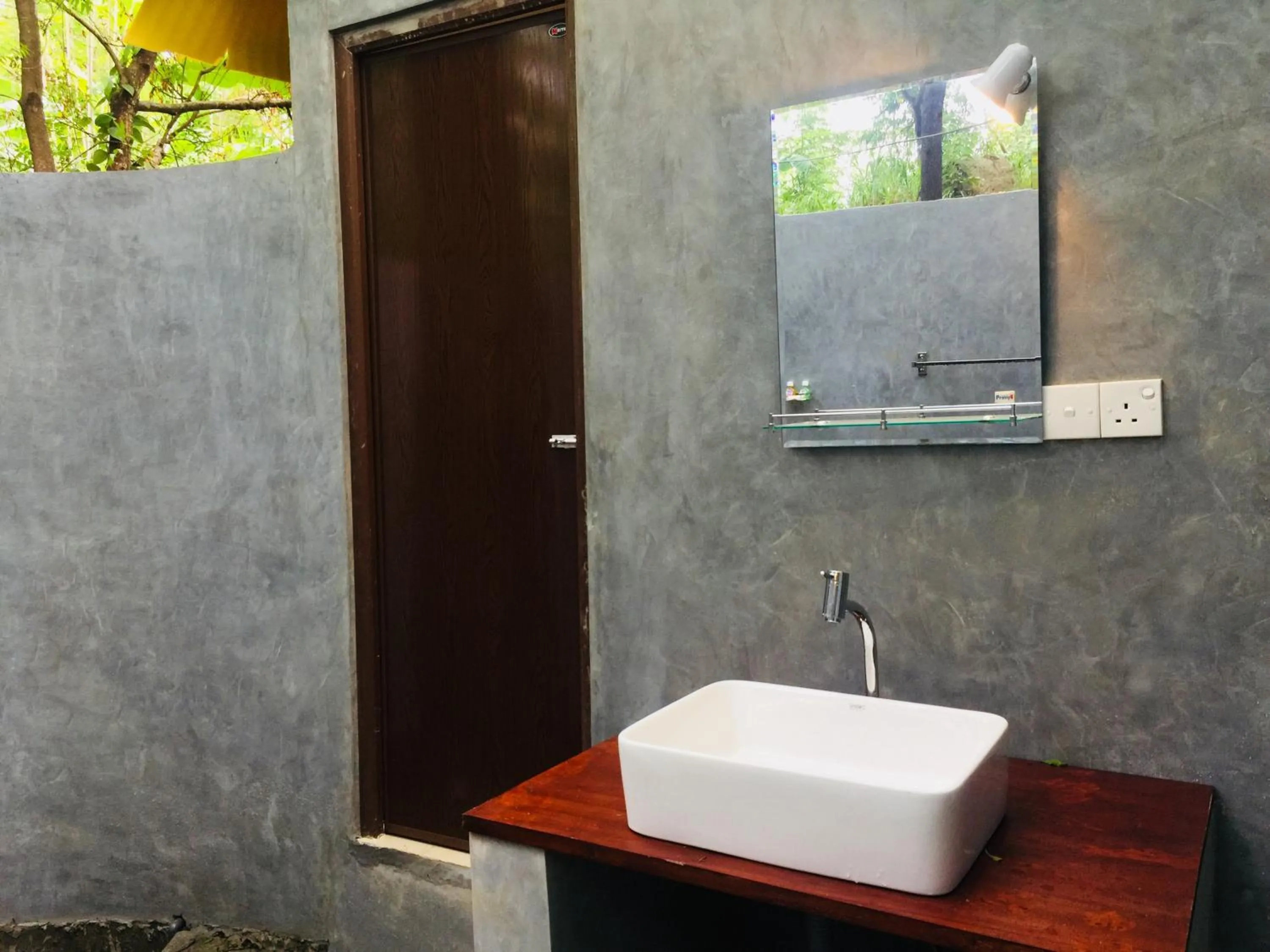 Bathroom in Birds Paradise Inn