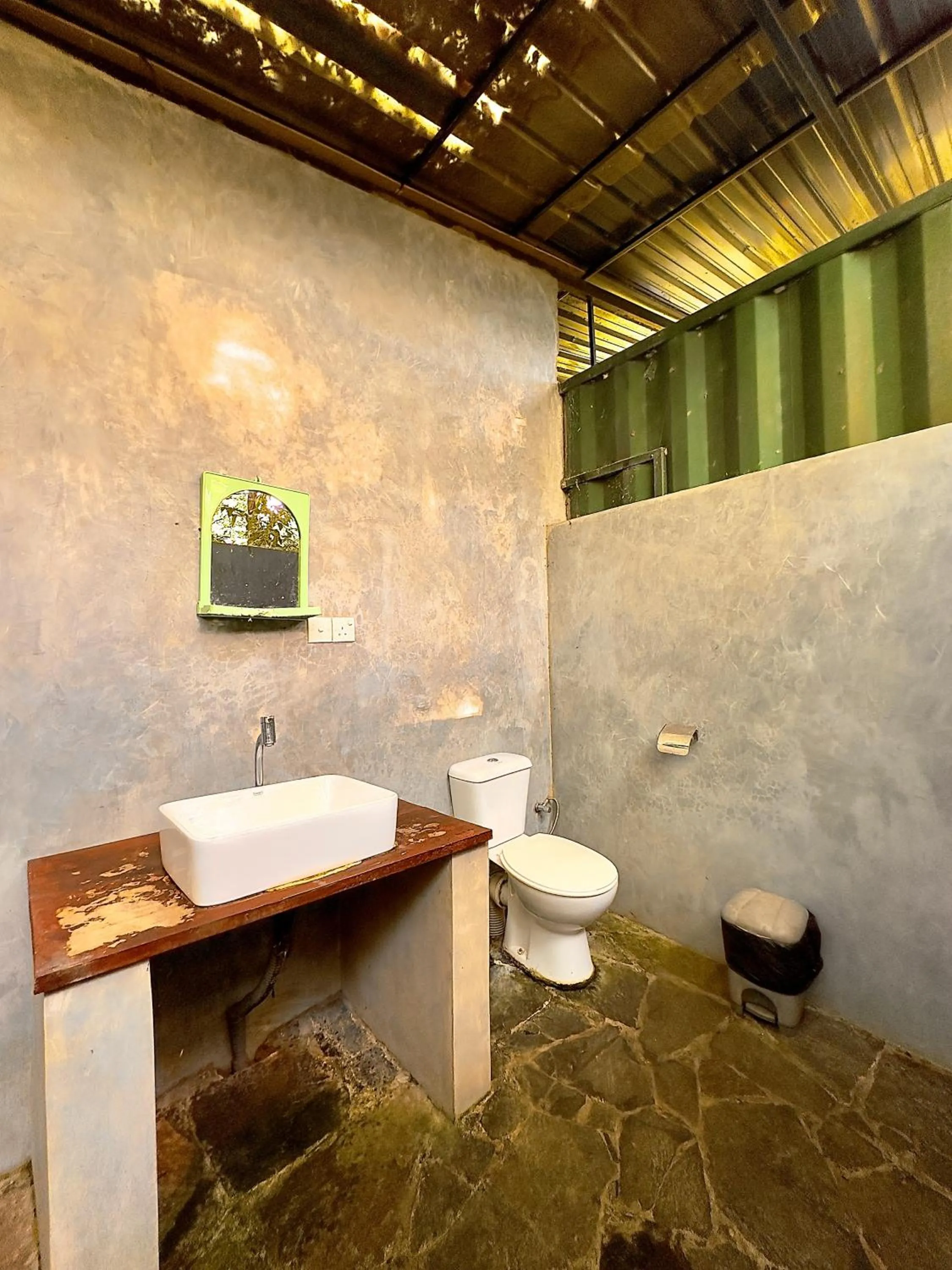 Bathroom in Birds Paradise Inn