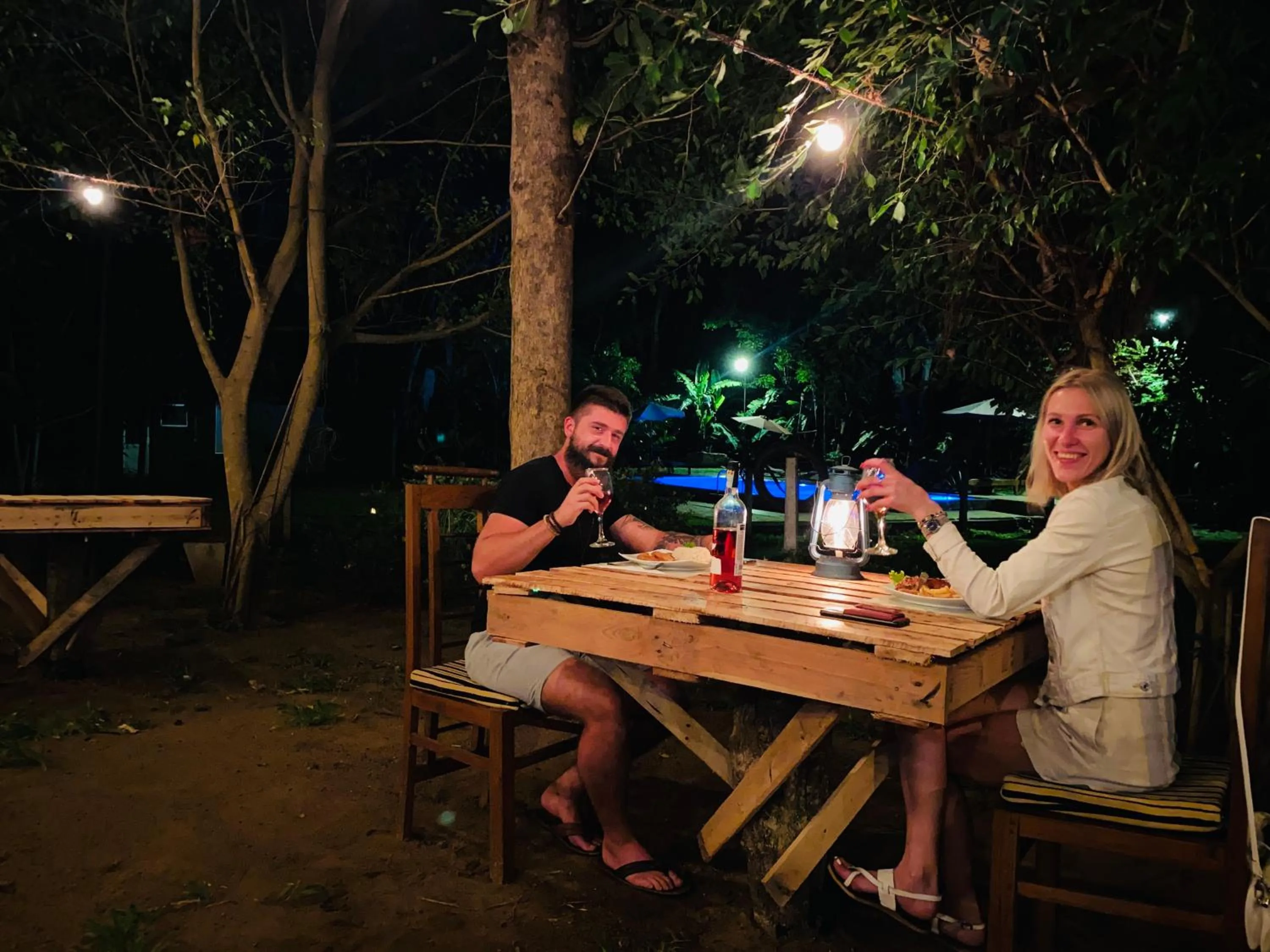 Restaurant/places to eat in Birds Paradise Inn