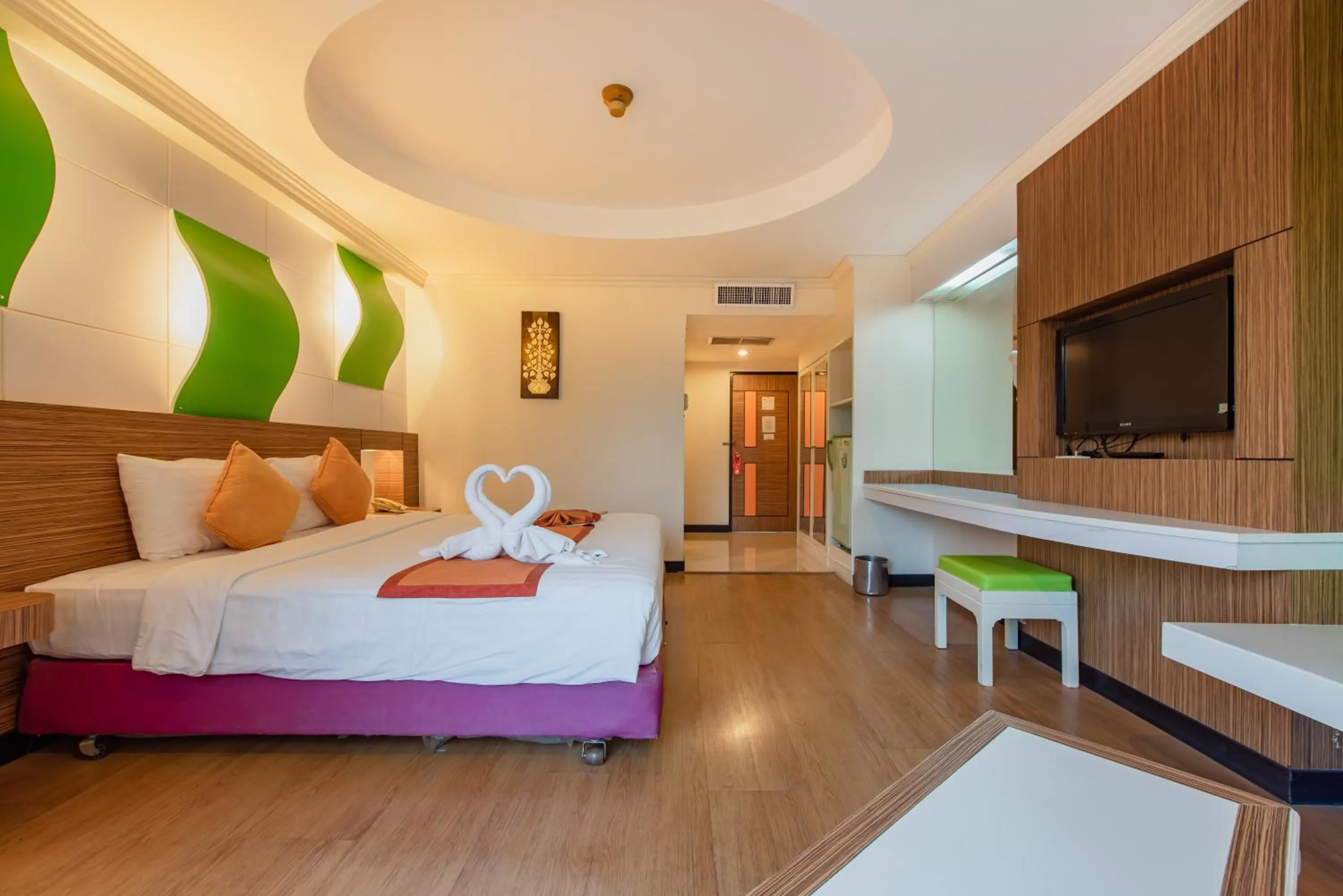 Photo of the whole room, Bed in Caesar Palace Hotel