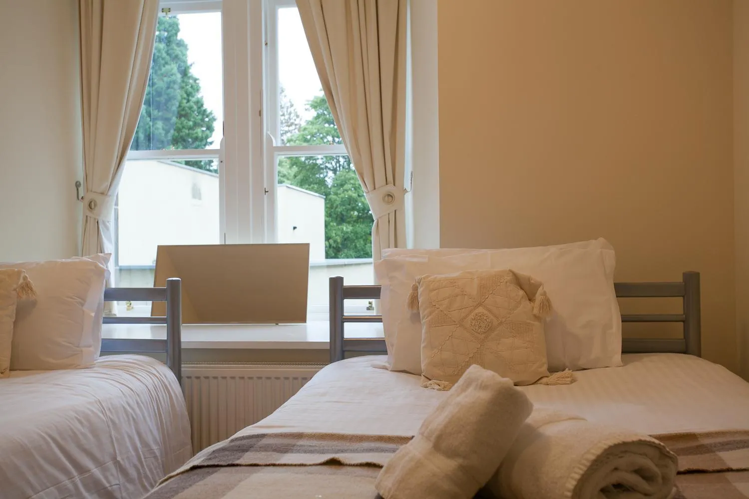Bed in Old School Apartments Highland Club