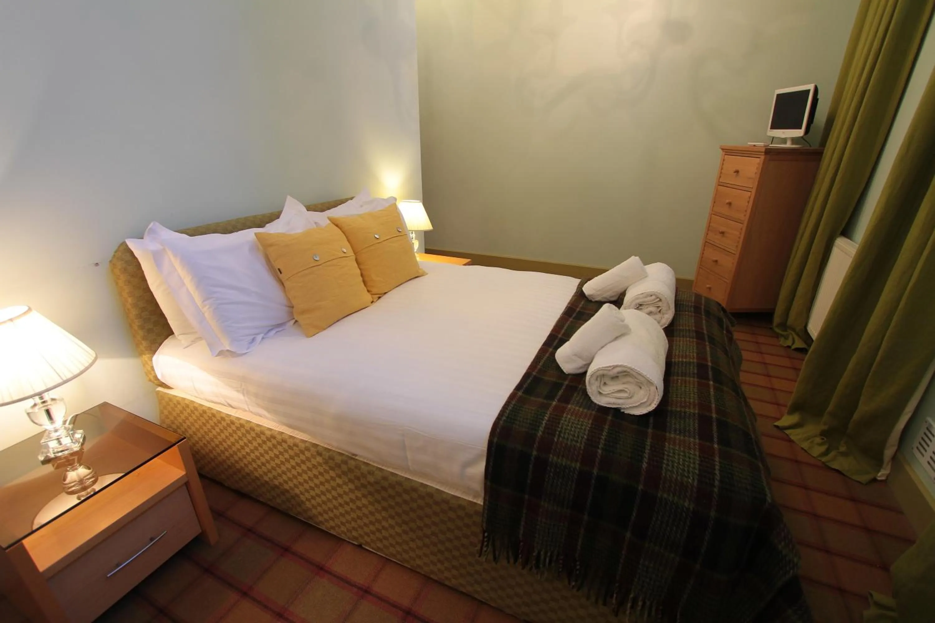 Bathroom, Bed in Old School Apartments Highland Club