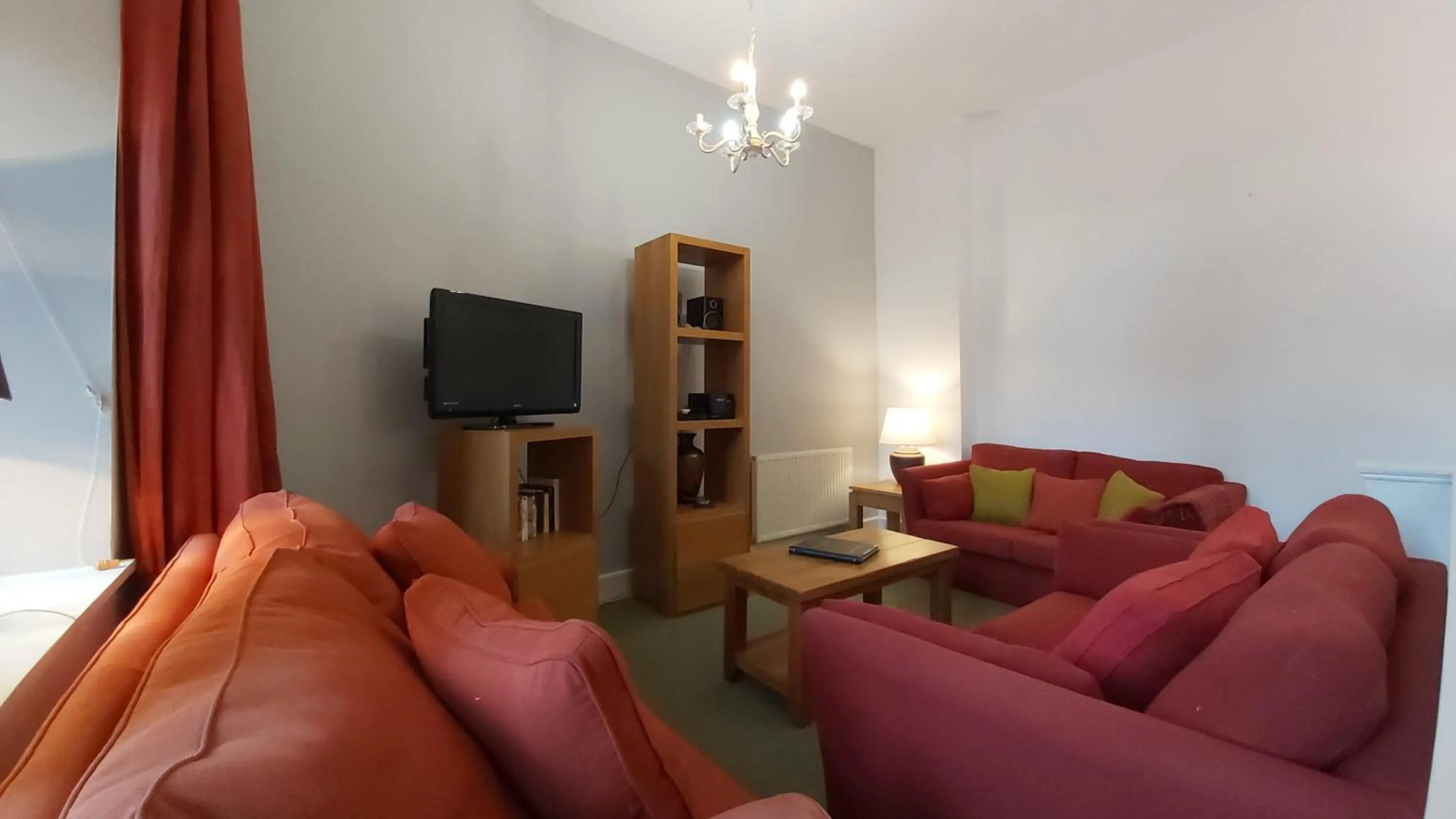 TV and multimedia in Old School Apartments Highland Club