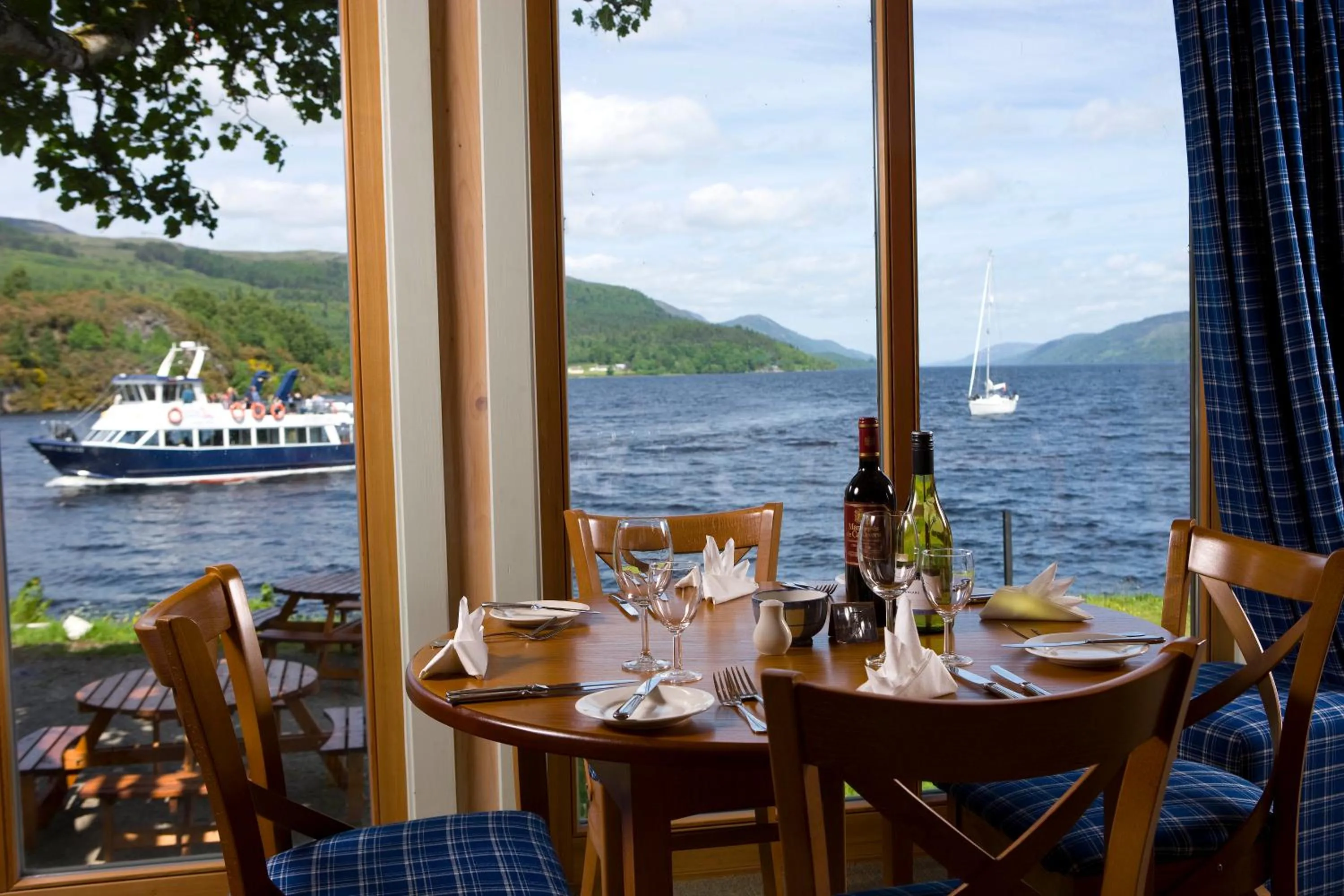 Restaurant/places to eat in Old School Apartments Highland Club