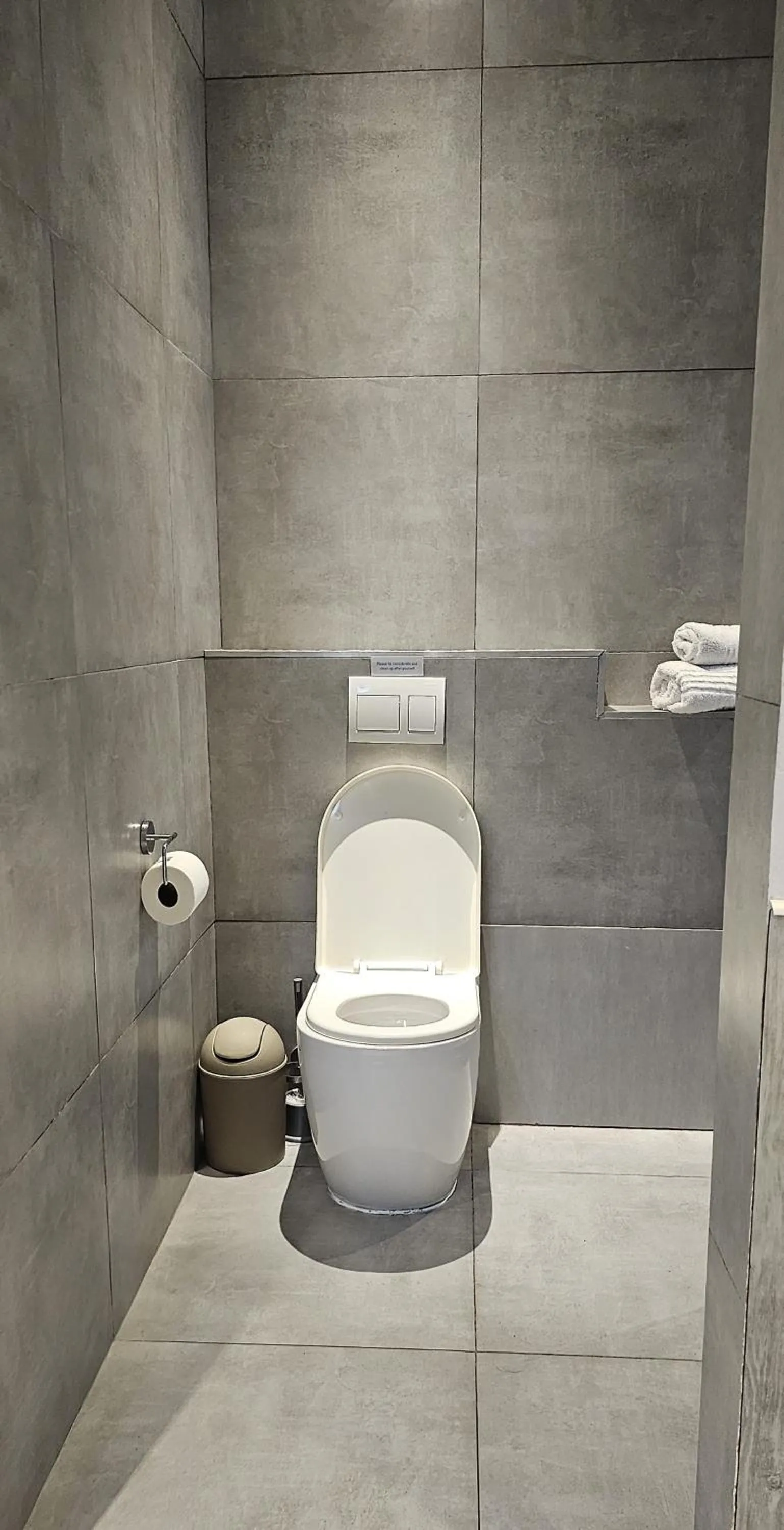Toilet in 10 Coral Cove Beach Lodge