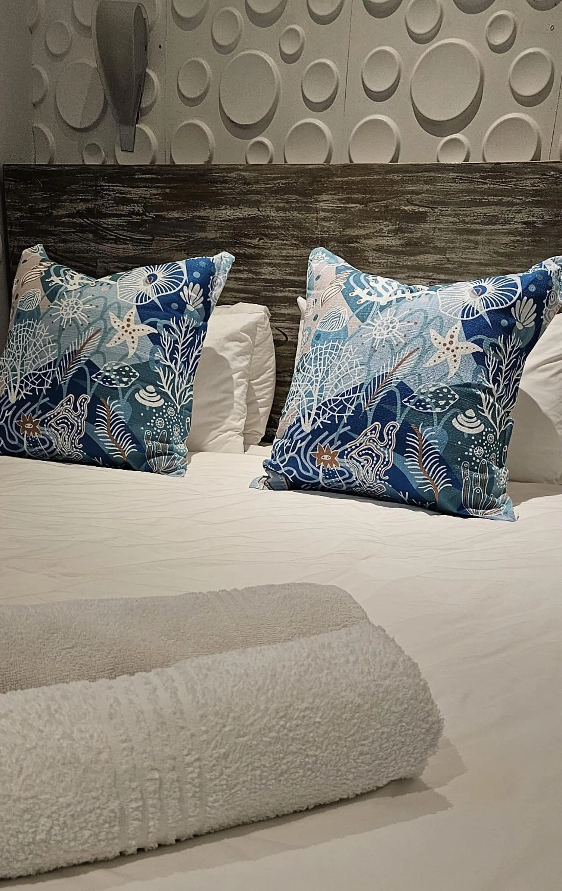 Bedroom, Bed in 10 Coral Cove Beach Lodge