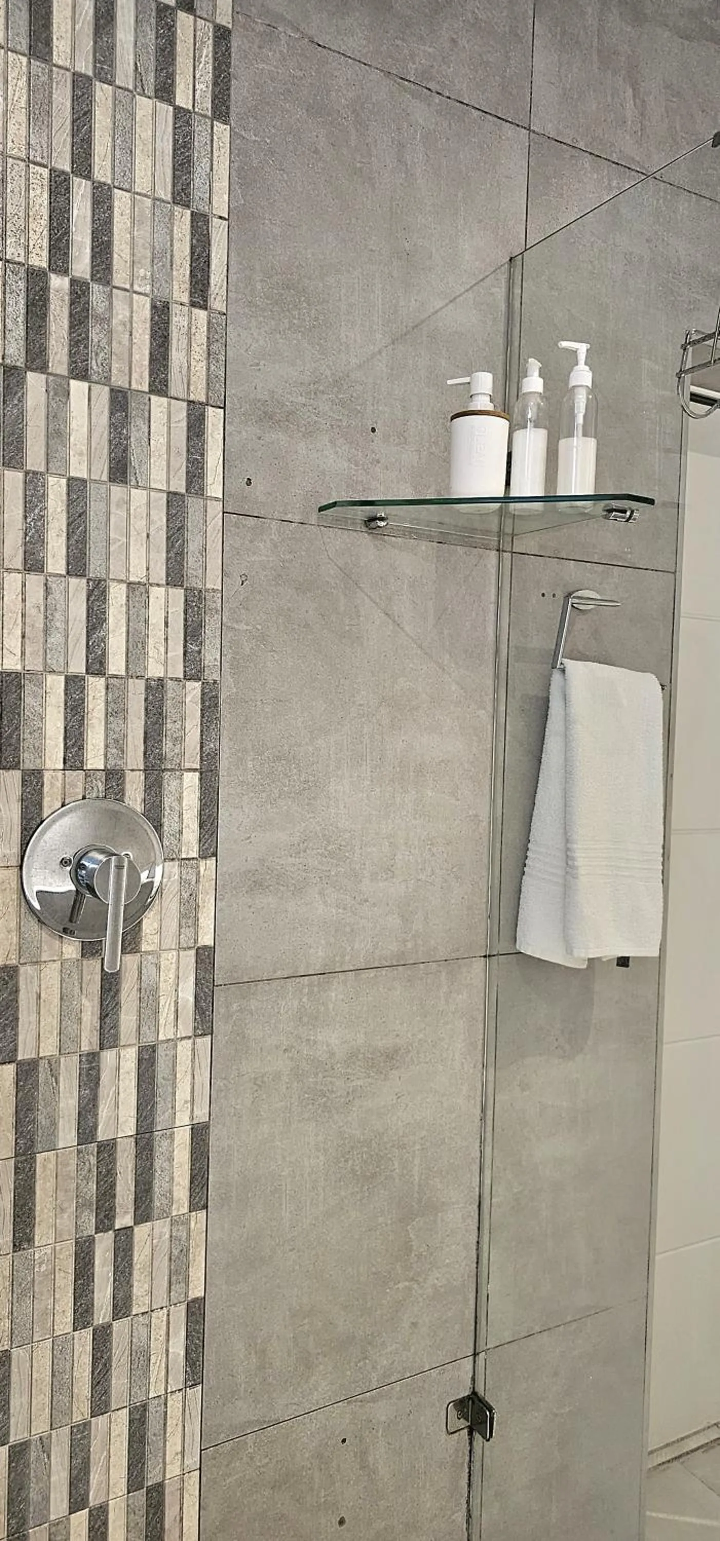 Shower in 10 Coral Cove Beach Lodge