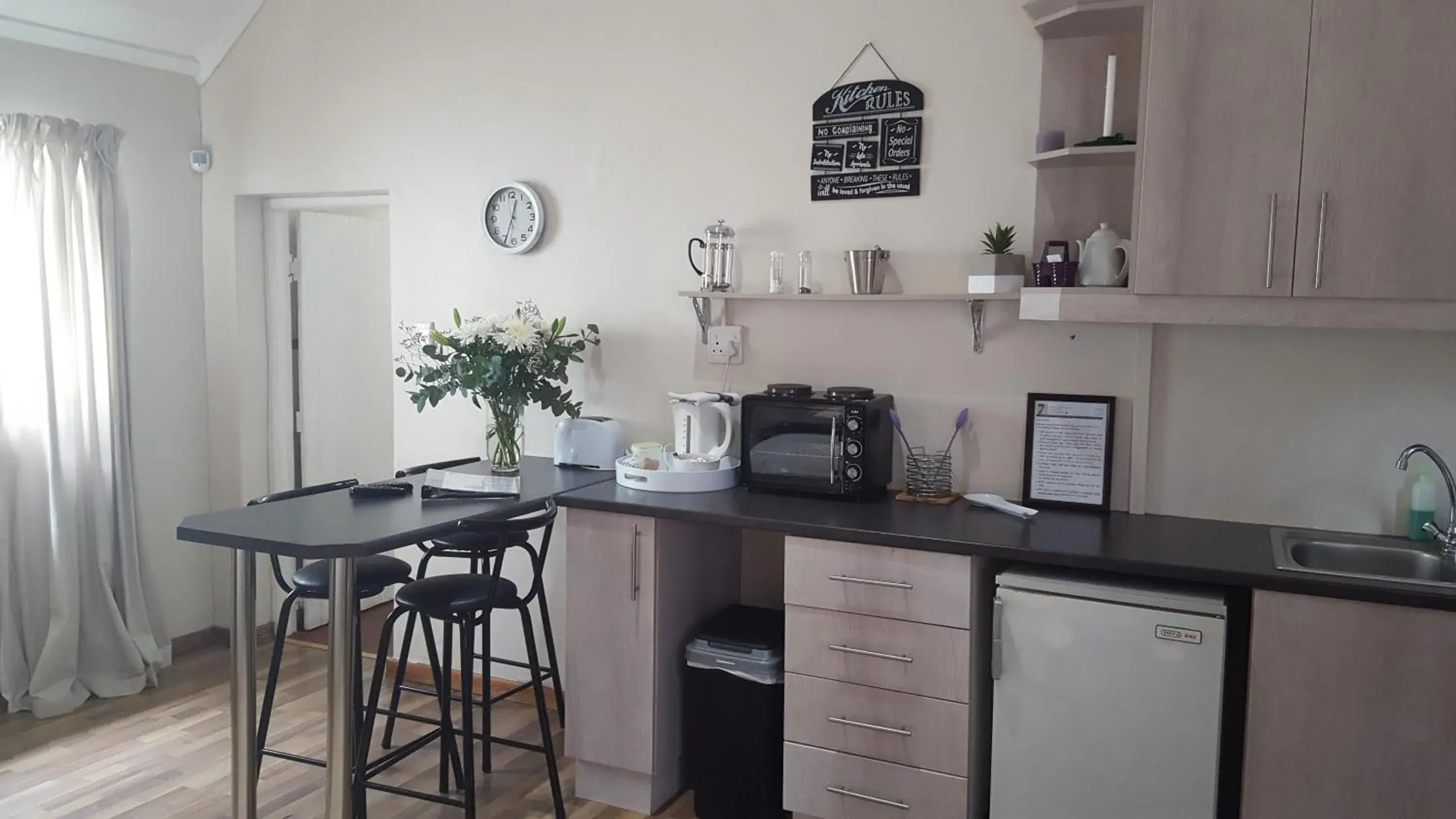 Apartment with Pool View - single occupancy in Apartment 7 On Oakleigh Apartment with Pool View - single occupancy in Apartment 7 On Oakleigh