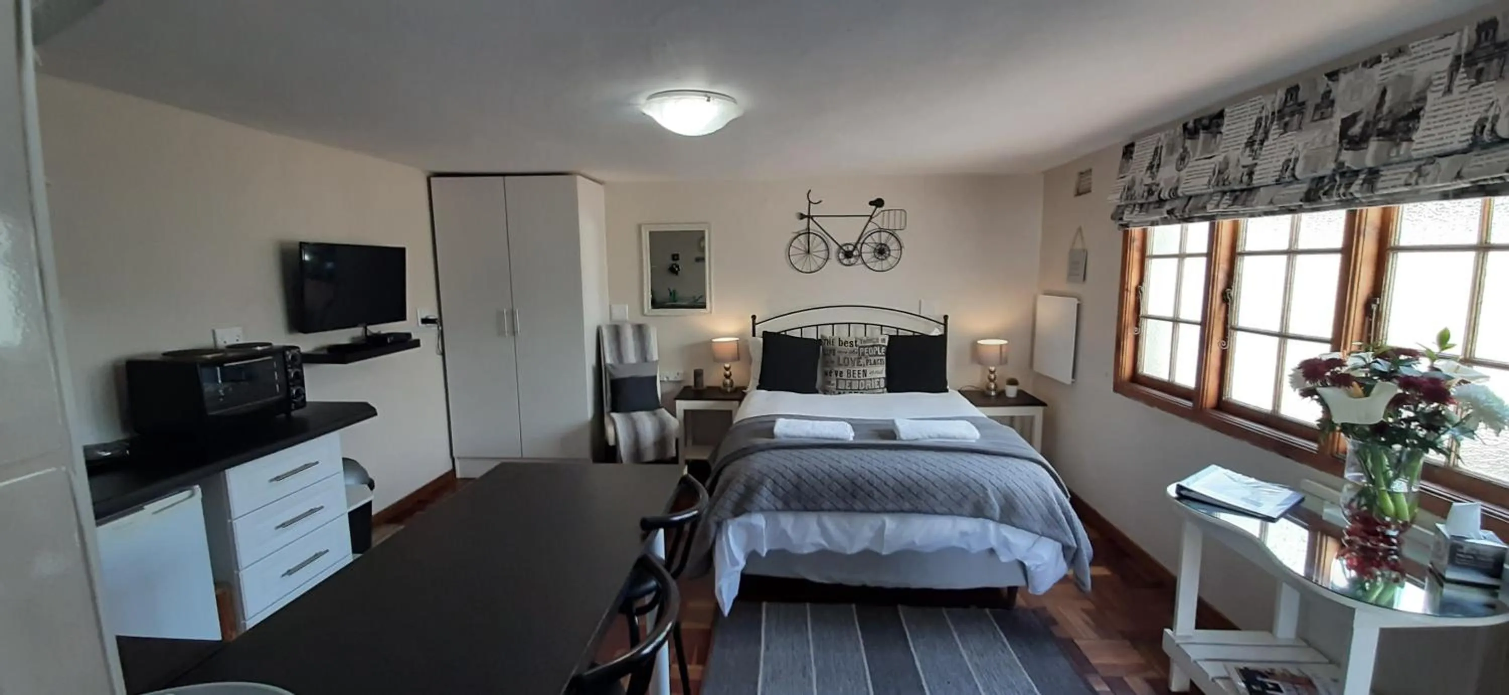 Photo of the whole room, Bed in Apartment 7 On Oakleigh