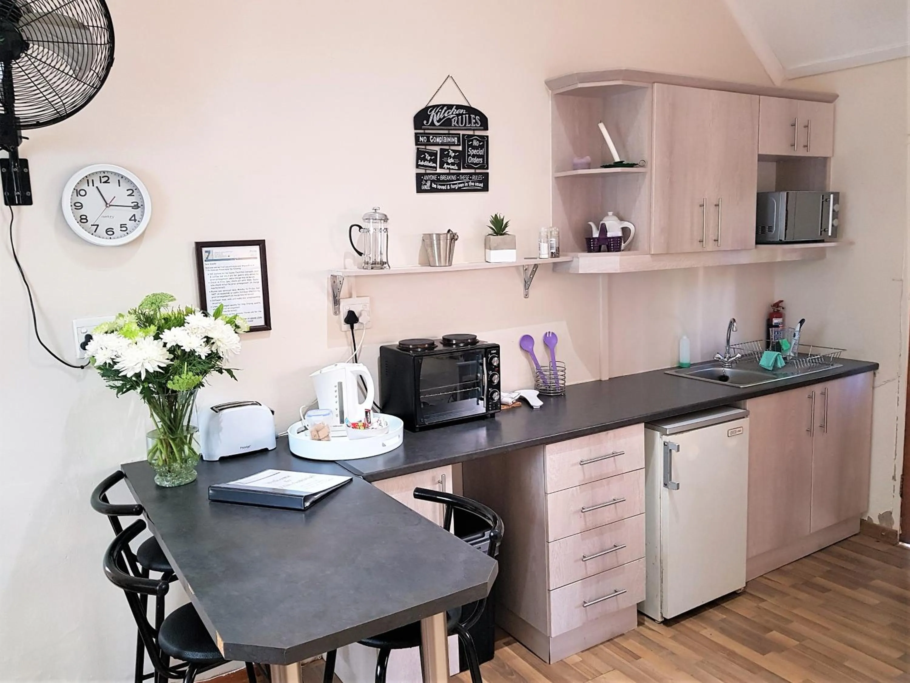 Kitchen or kitchenette in Apartment 7 On Oakleigh