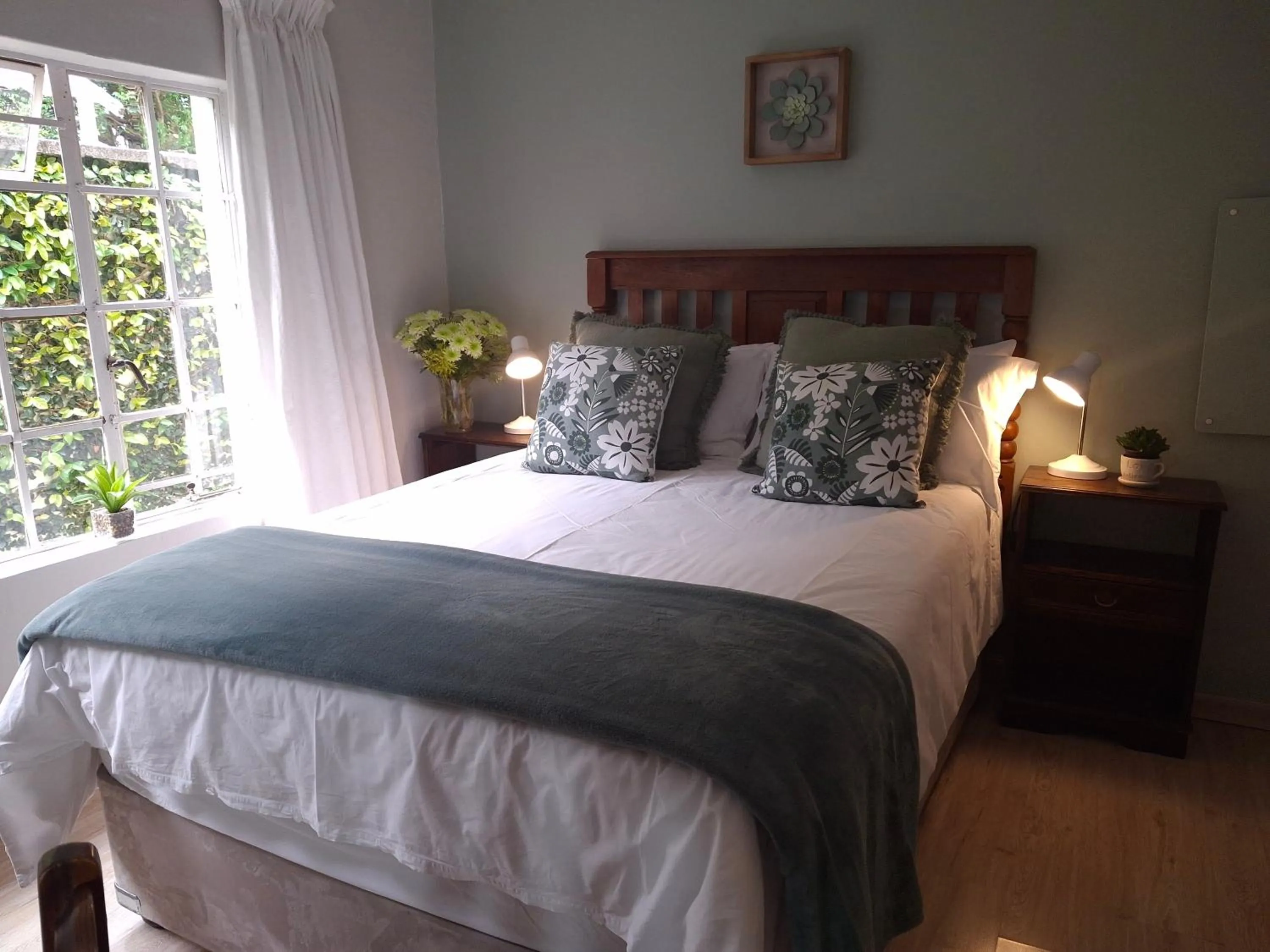 Bedroom, Bed in Apartment 7 On Oakleigh