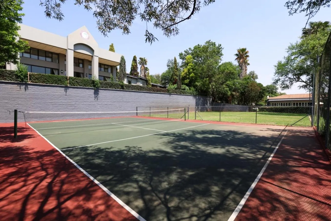 Tennis court in Glenburn Lodge & Spa