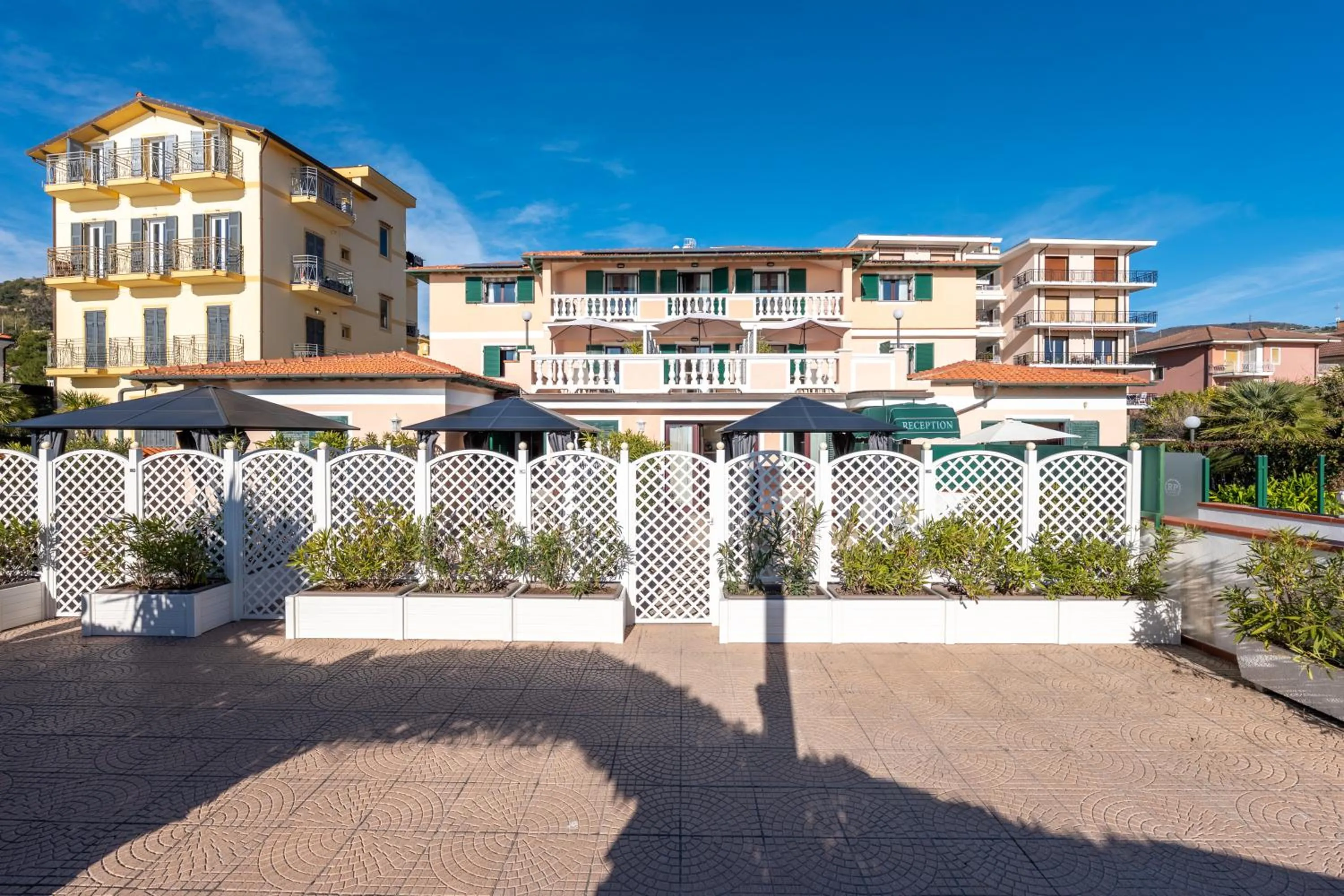 Property building in Del Prado