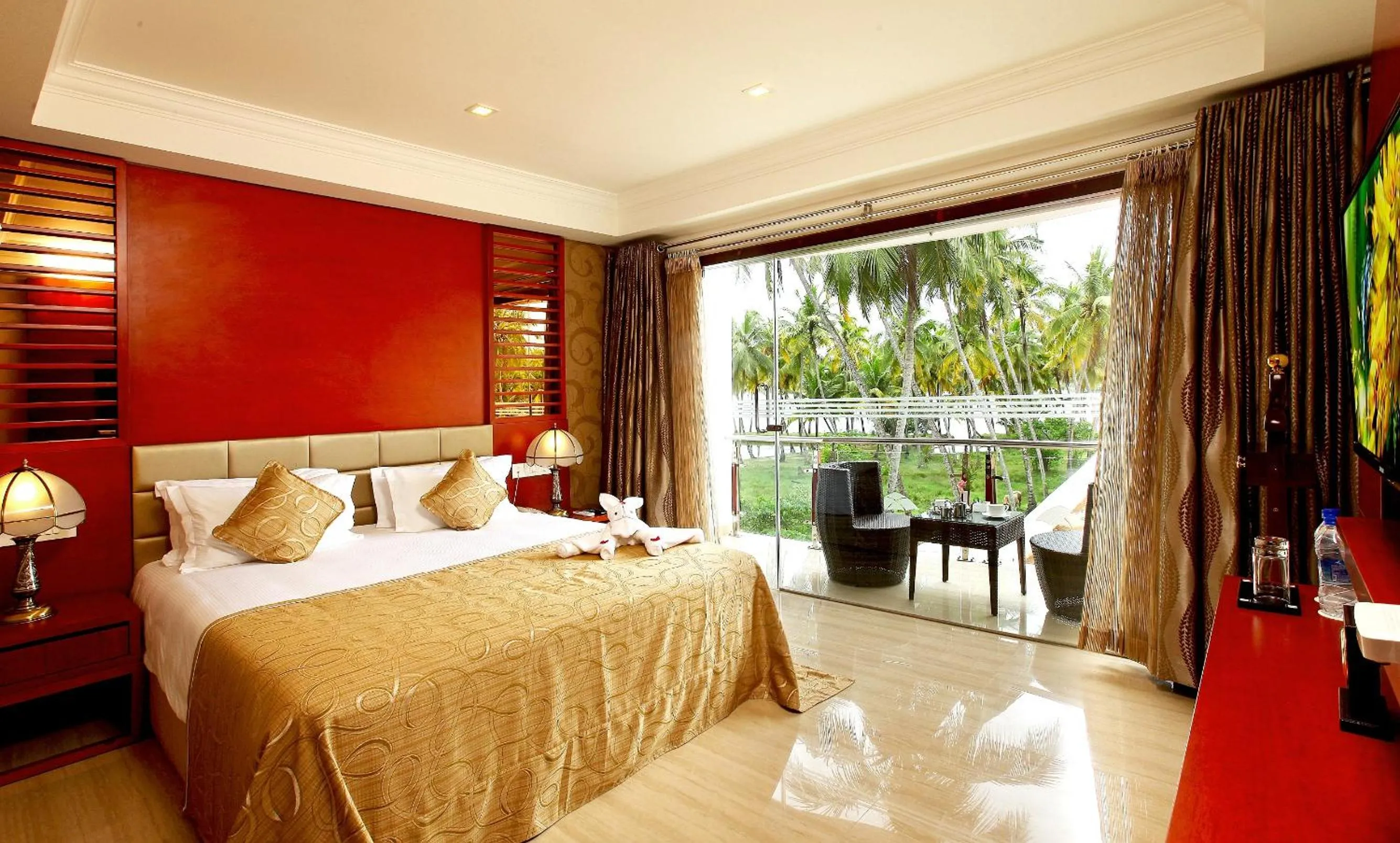 Bed in Lake Palace Trivandrum