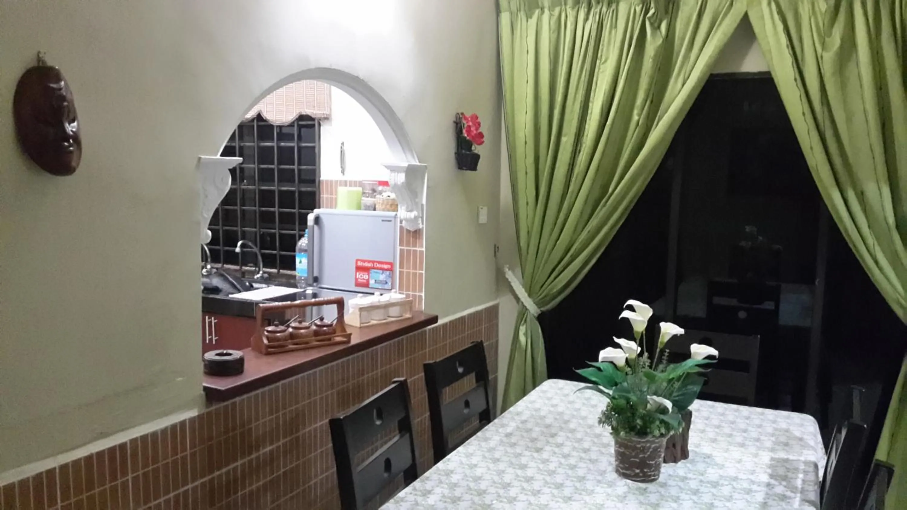 Dining area in Roemahkoe Holidayhome