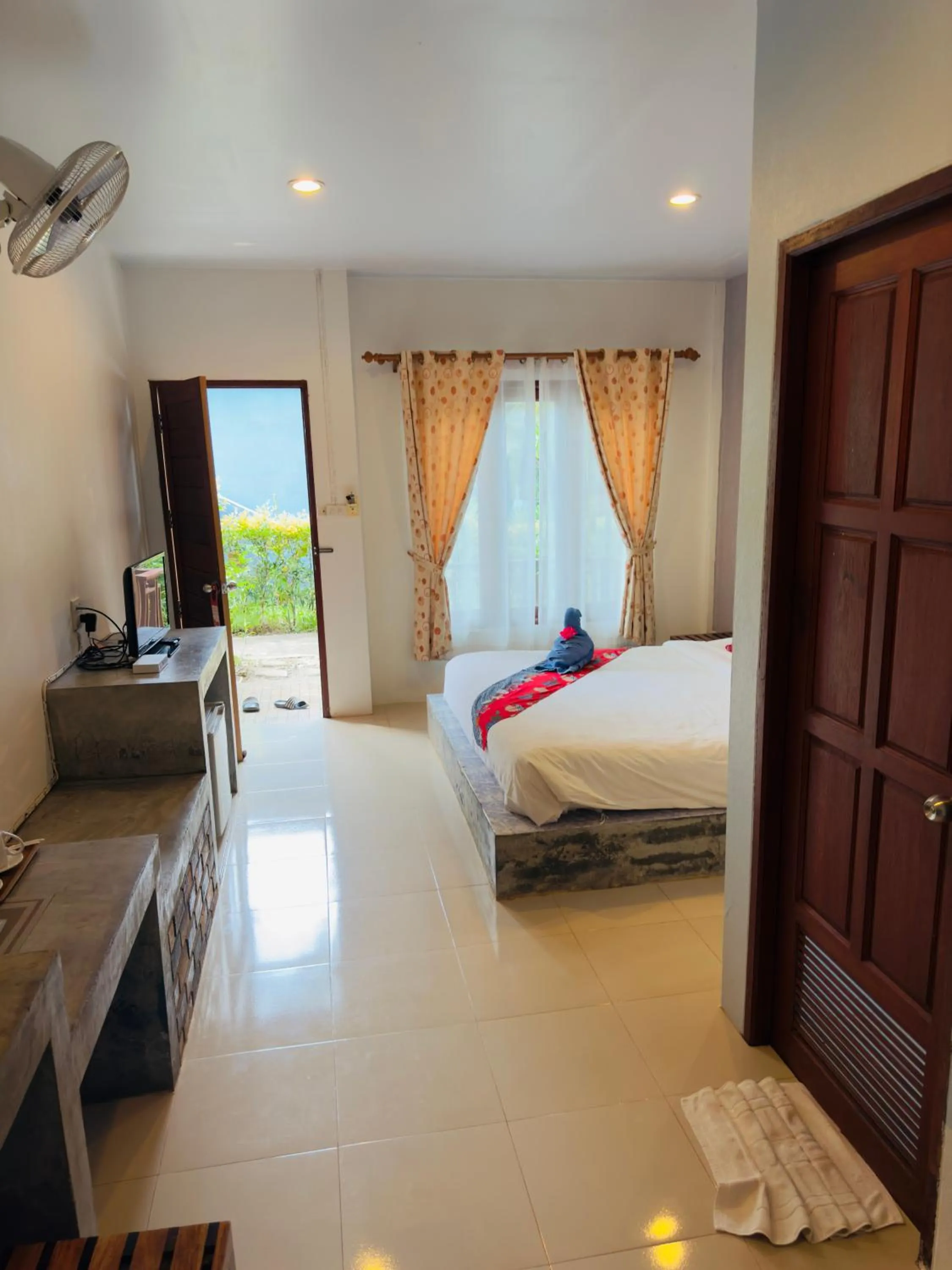 Photo of the whole room, Bed in Andawa Lanta Resort