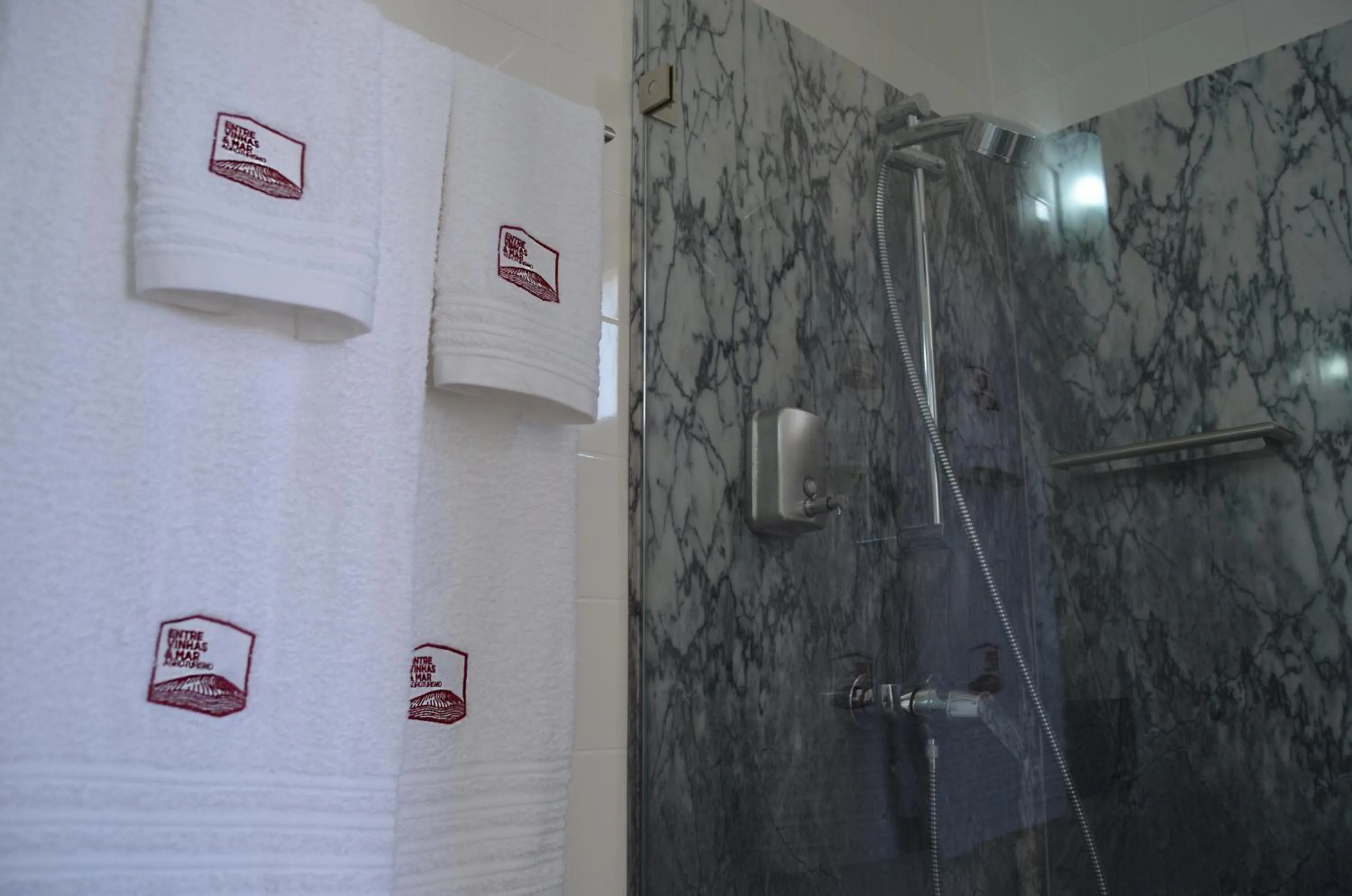 Shower in Entre Vinhas & Mar