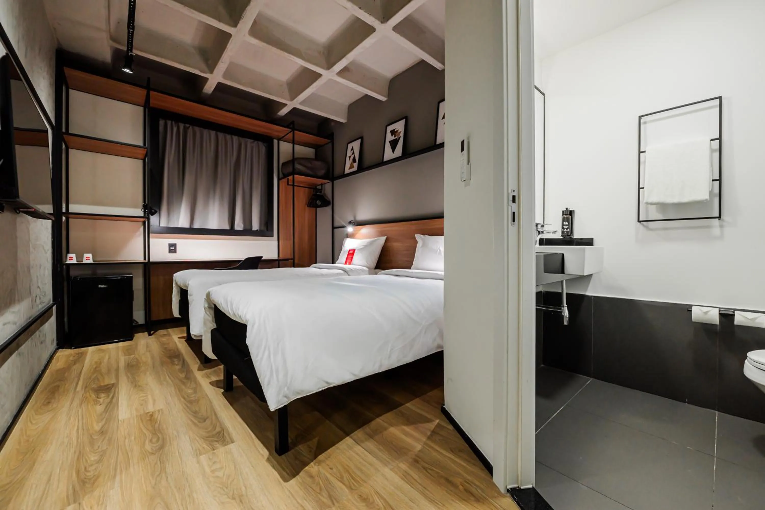 Twin Room with Two Single Beds - single occupancy in ibis Pelotas