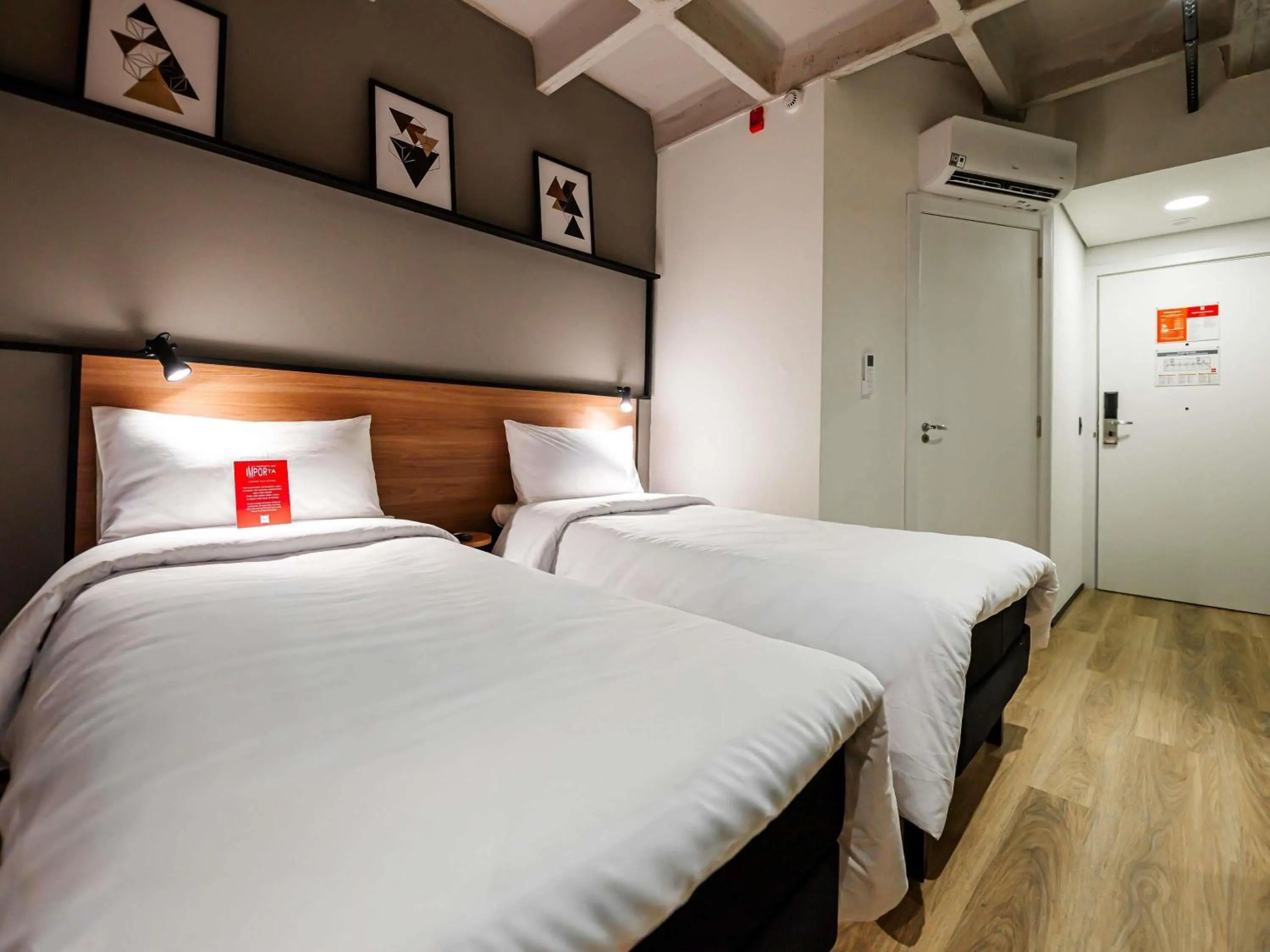 Twin Room with Two Single Beds - single occupancy in ibis Pelotas