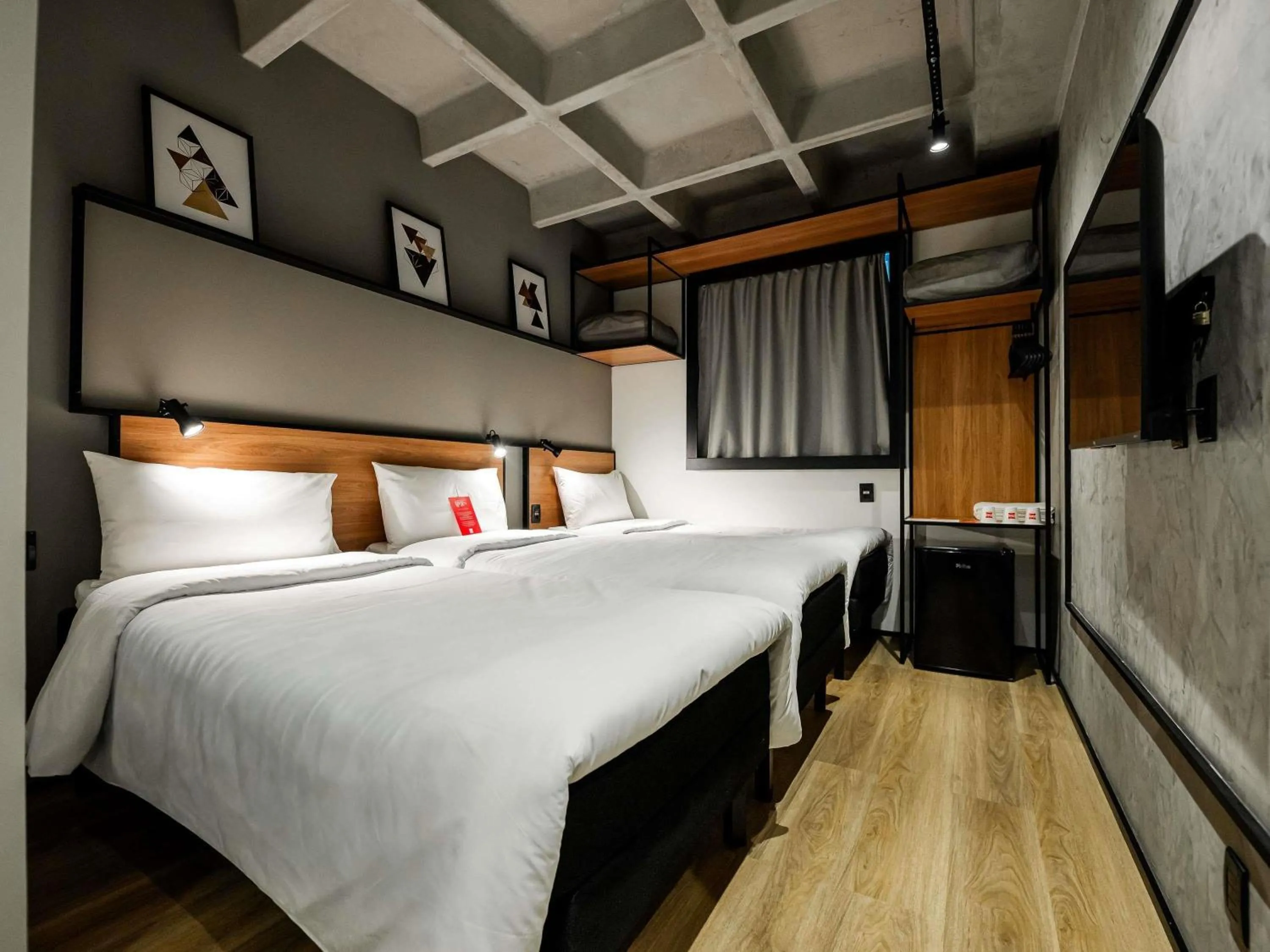 Twin Room with Three Single Beds - single occupancy in ibis Pelotas