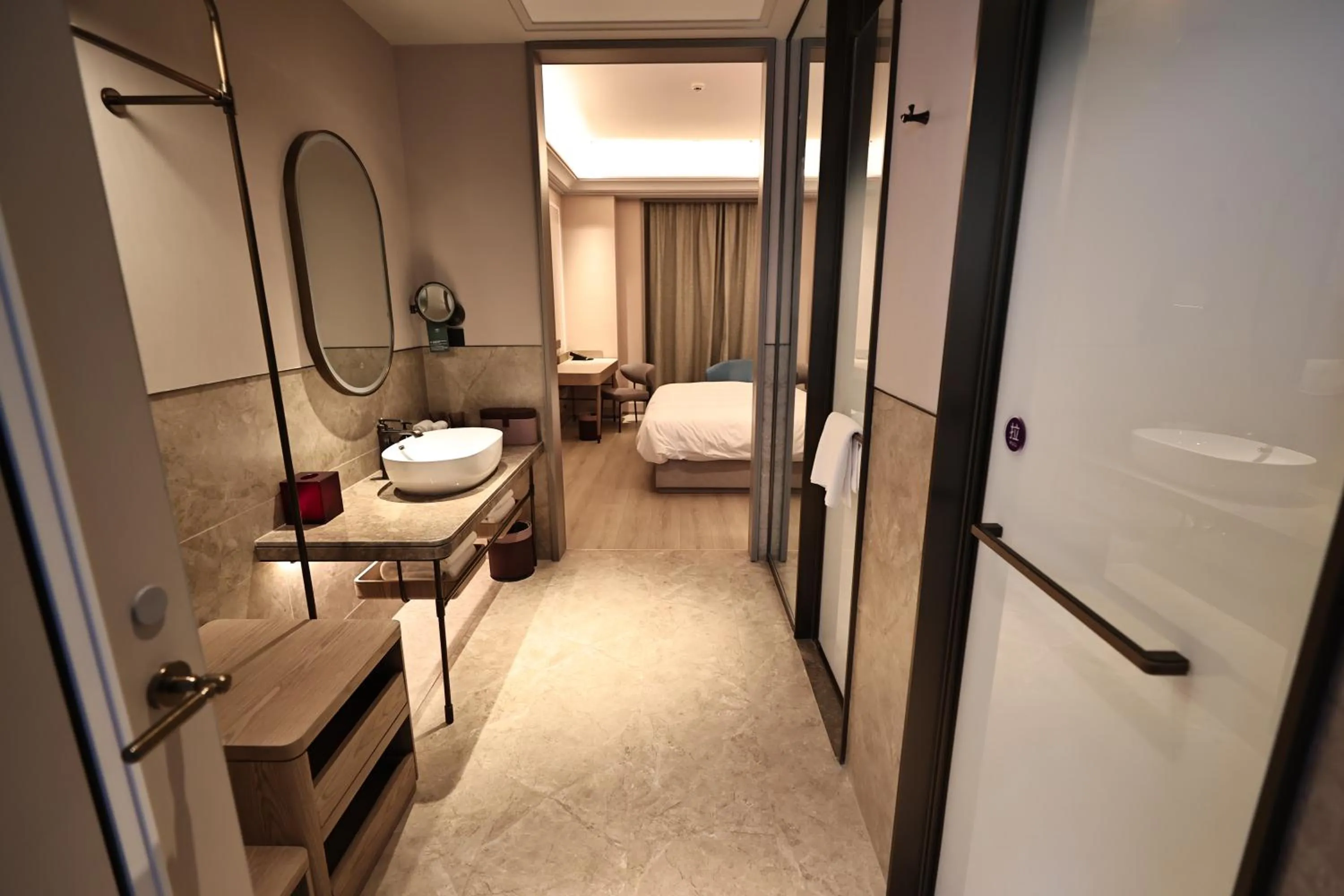 Bathroom, Bed in Mercure Taiyuan City Centre