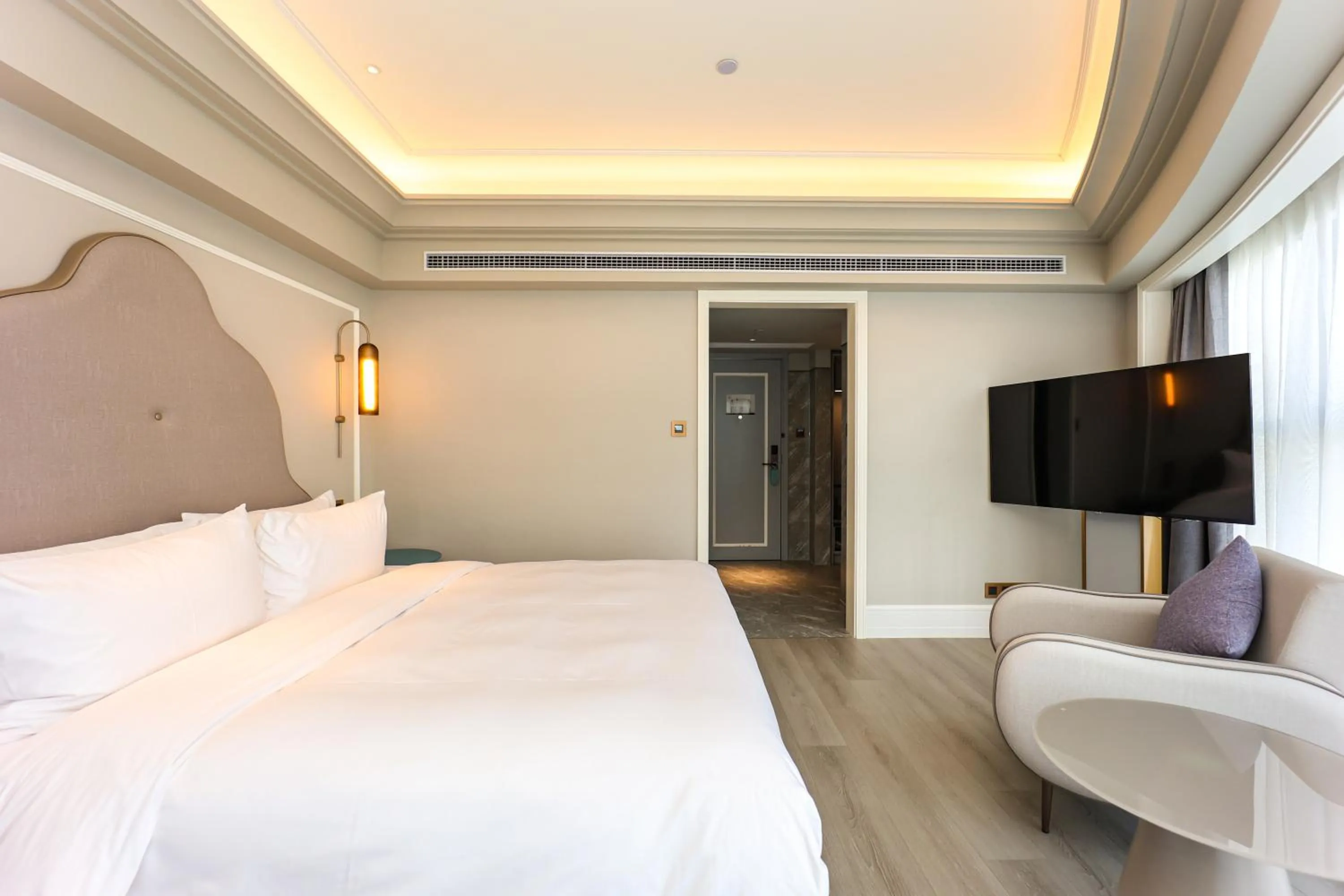 Bed in Mercure Jinan West Railway Station