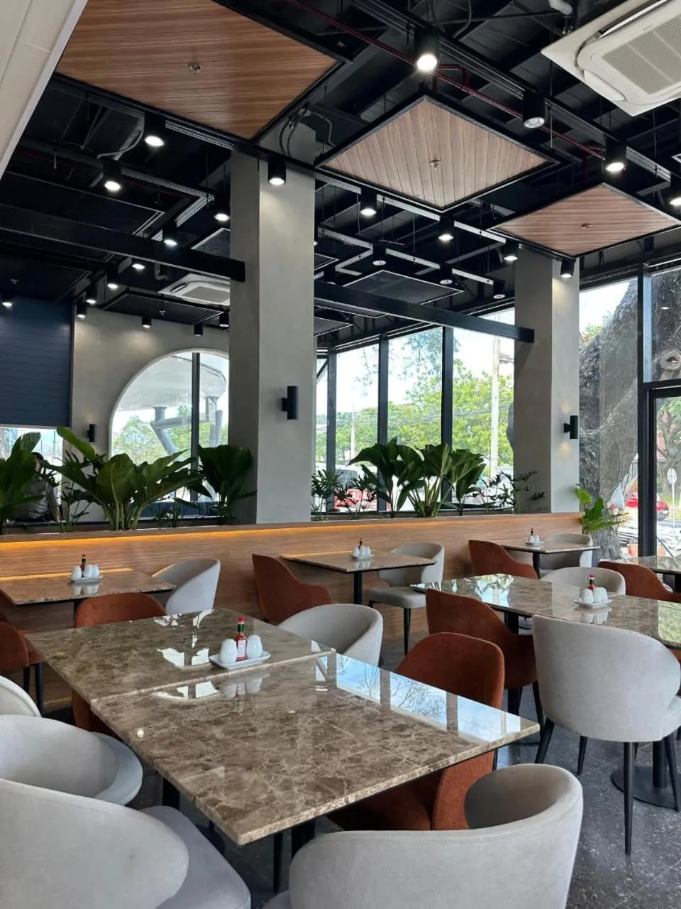 Restaurant/places to eat in Ibis Styles Subic