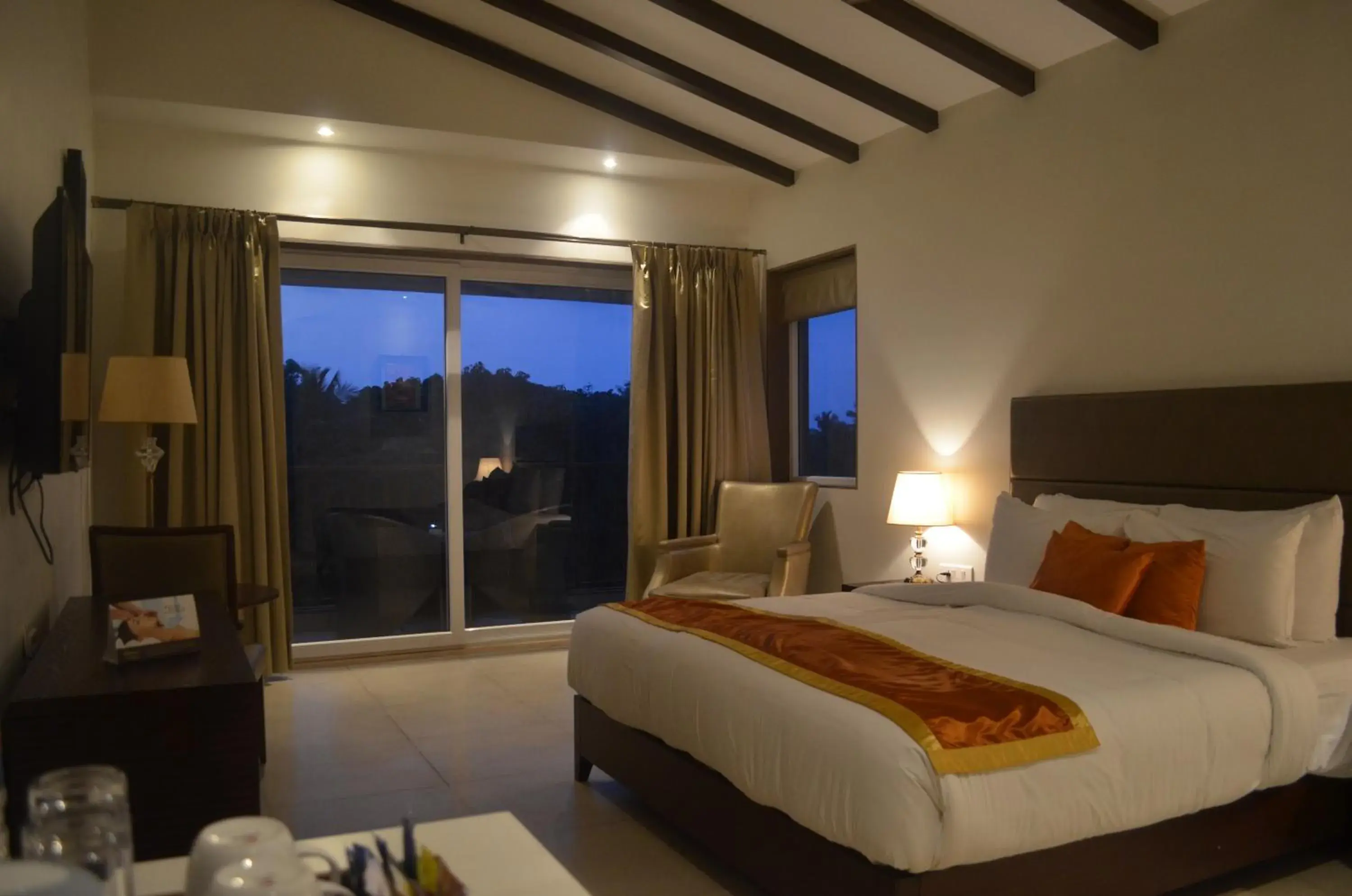 Economy Double Room - single occupancy in Lemon Tree Hotel Candolim Economy Double Room - single occupancy in Lemon Tree Hotel Candolim