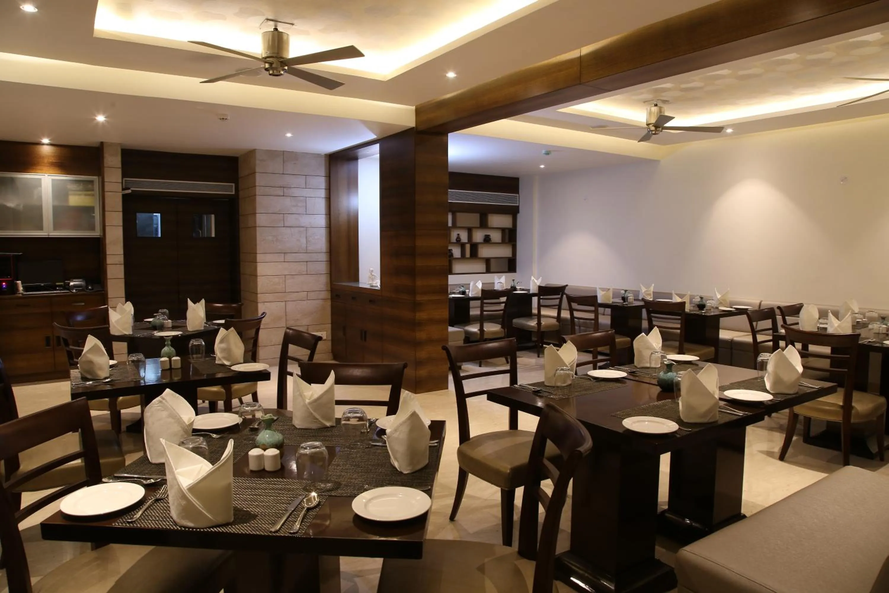 Restaurant/places to eat in Lemon Tree Hotel Candolim