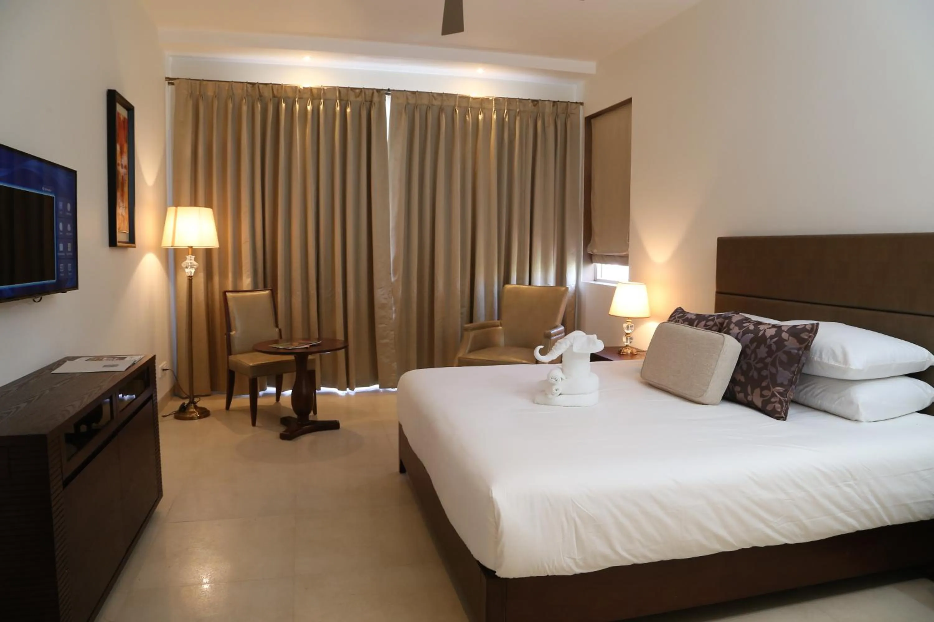 Photo of the whole room, Bed in Lemon Tree Hotel Candolim