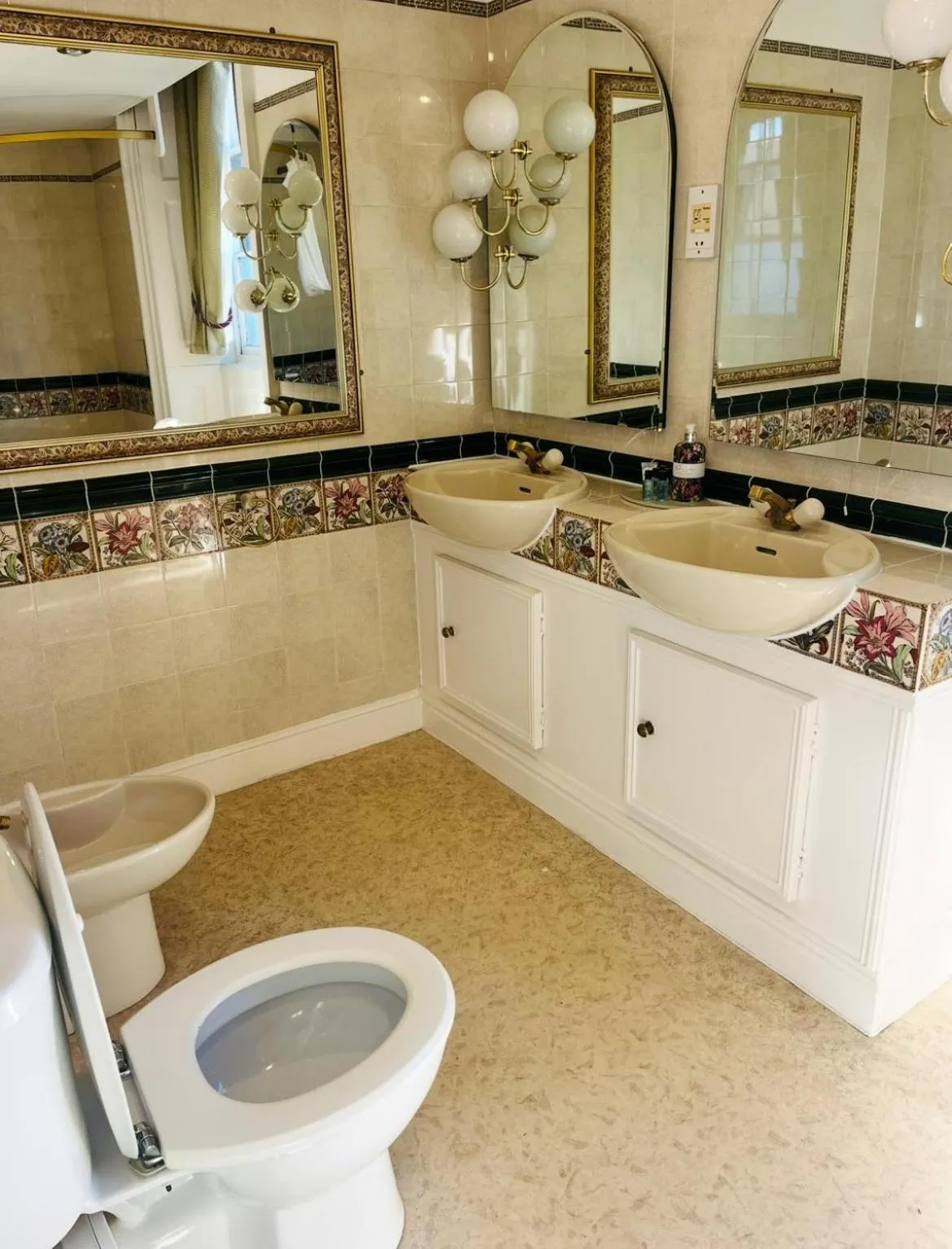 Bathroom in The Ilchester Arms