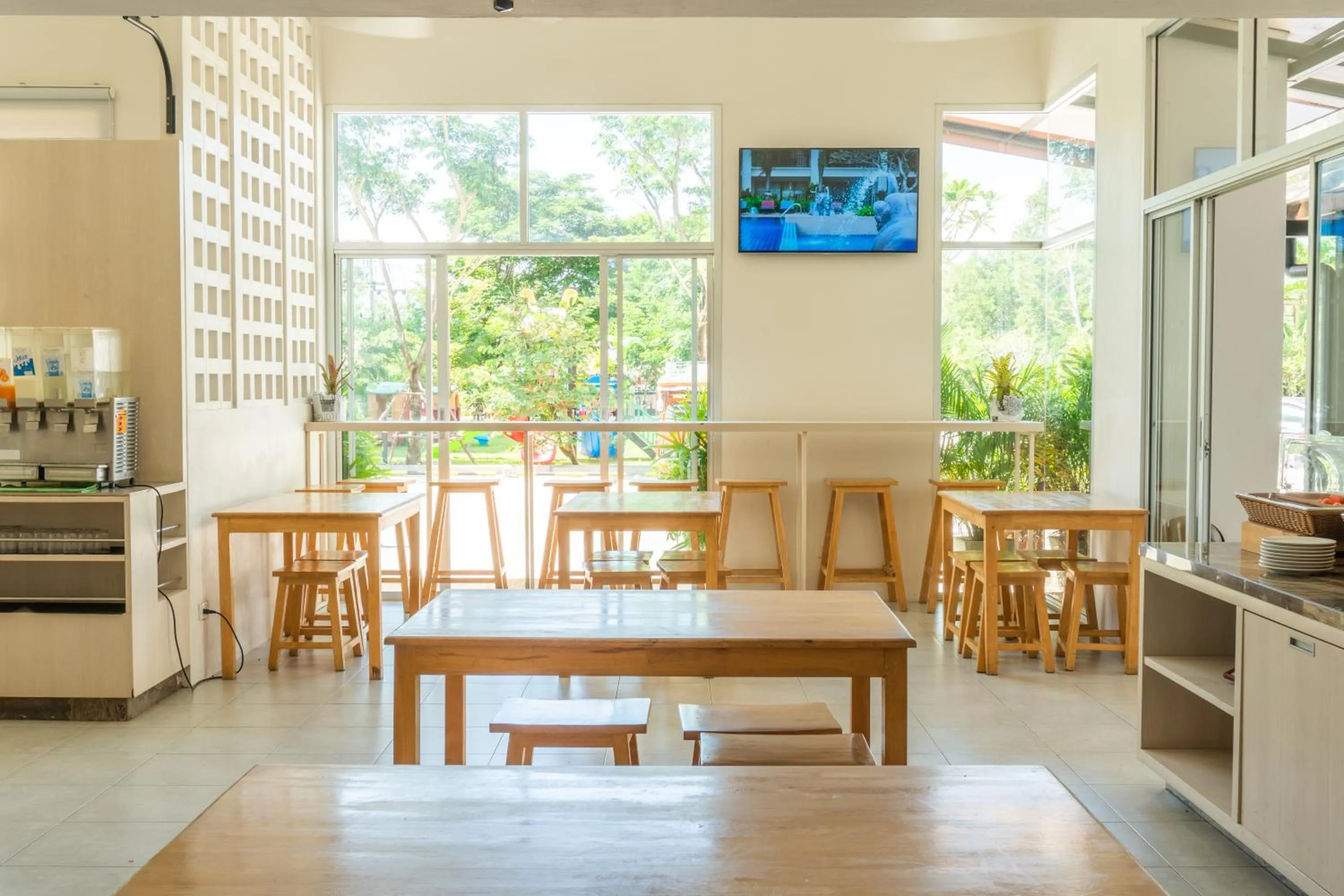 Restaurant/places to eat in Recenta Suite Phuket Suanluang