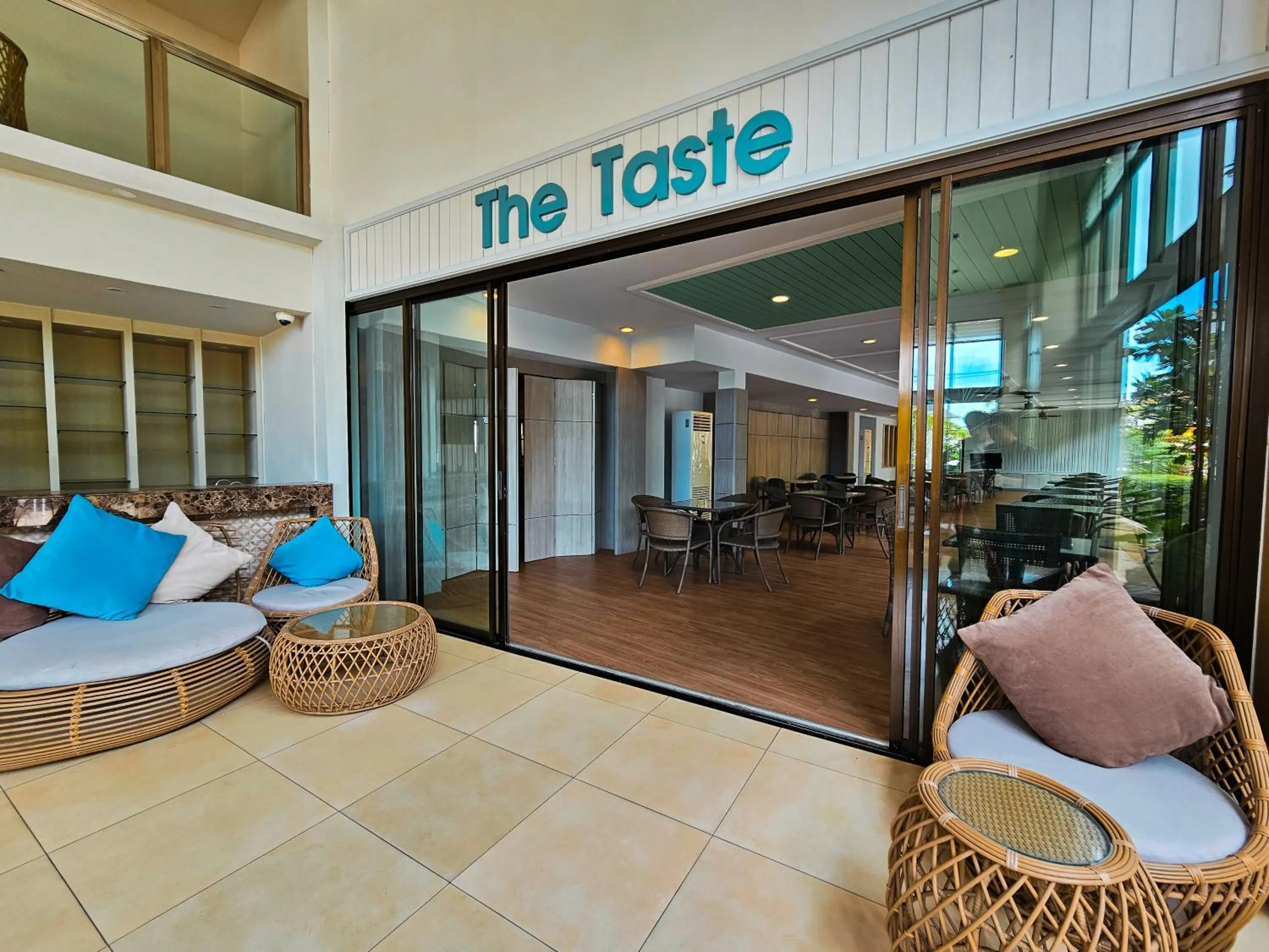 Restaurant/places to eat in Recenta Suite Phuket Suanluang