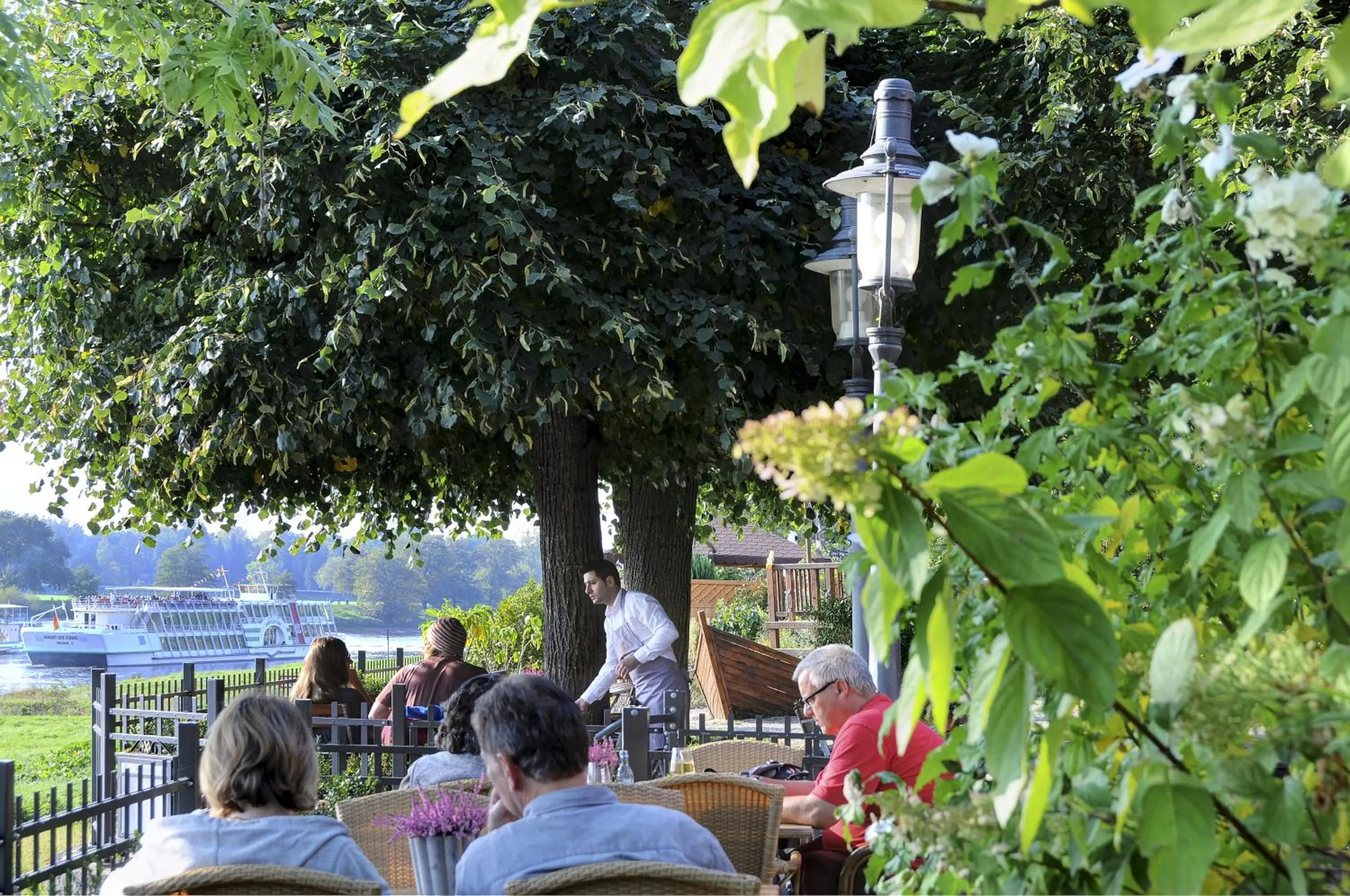 group of guests in Elbterrasse Wachwitz