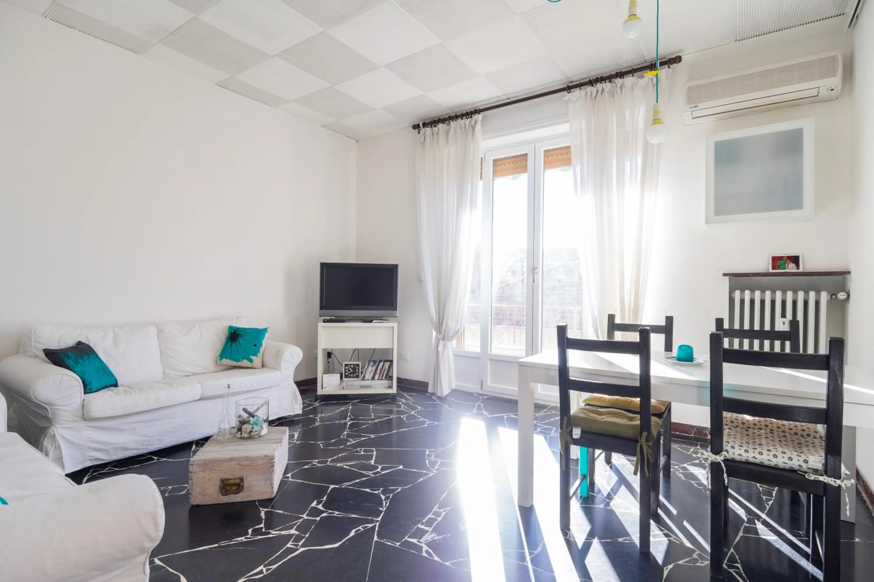 Communal lounge/ TV room in Vigevano loves Milano