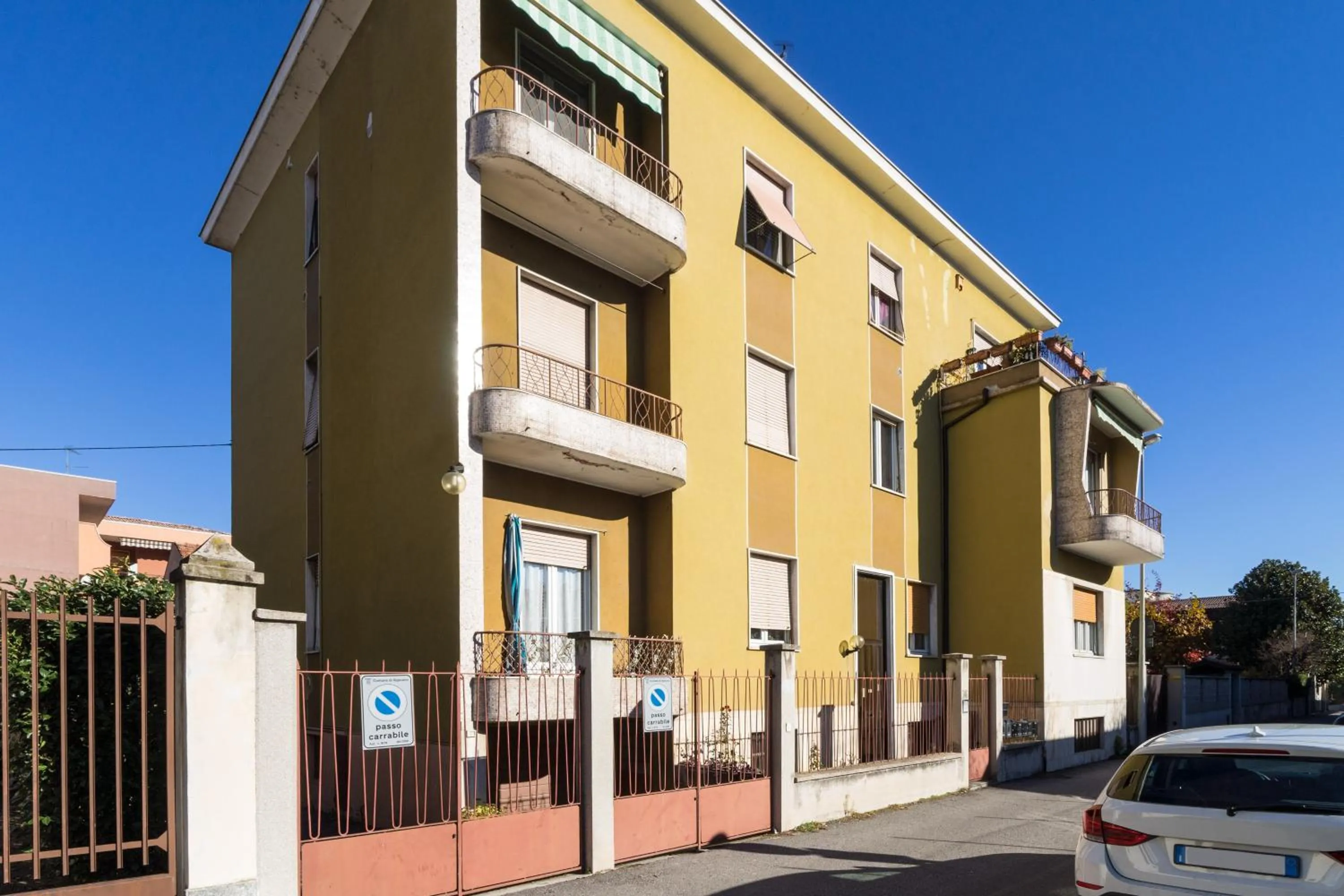 Property building in Vigevano loves Milano
