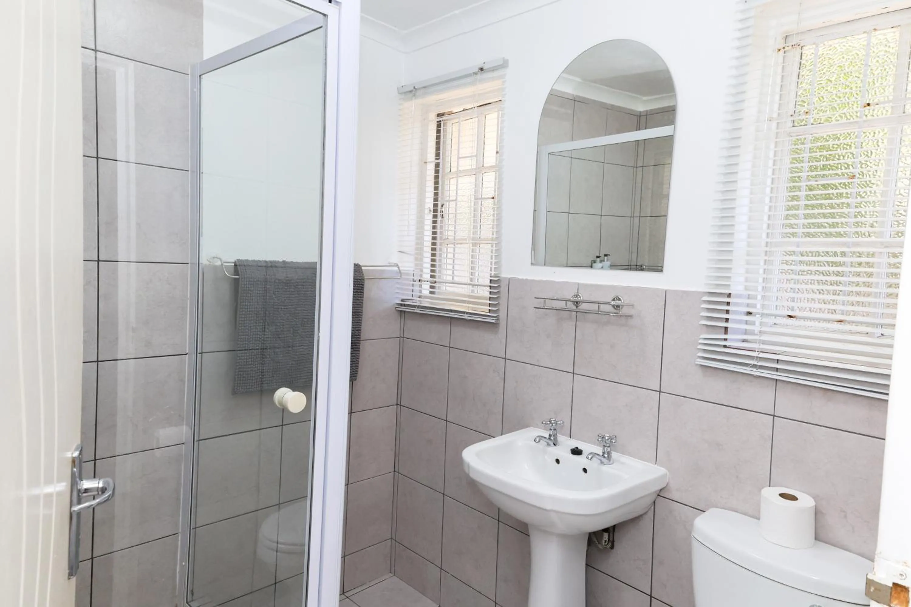 Shower in George Lodge International