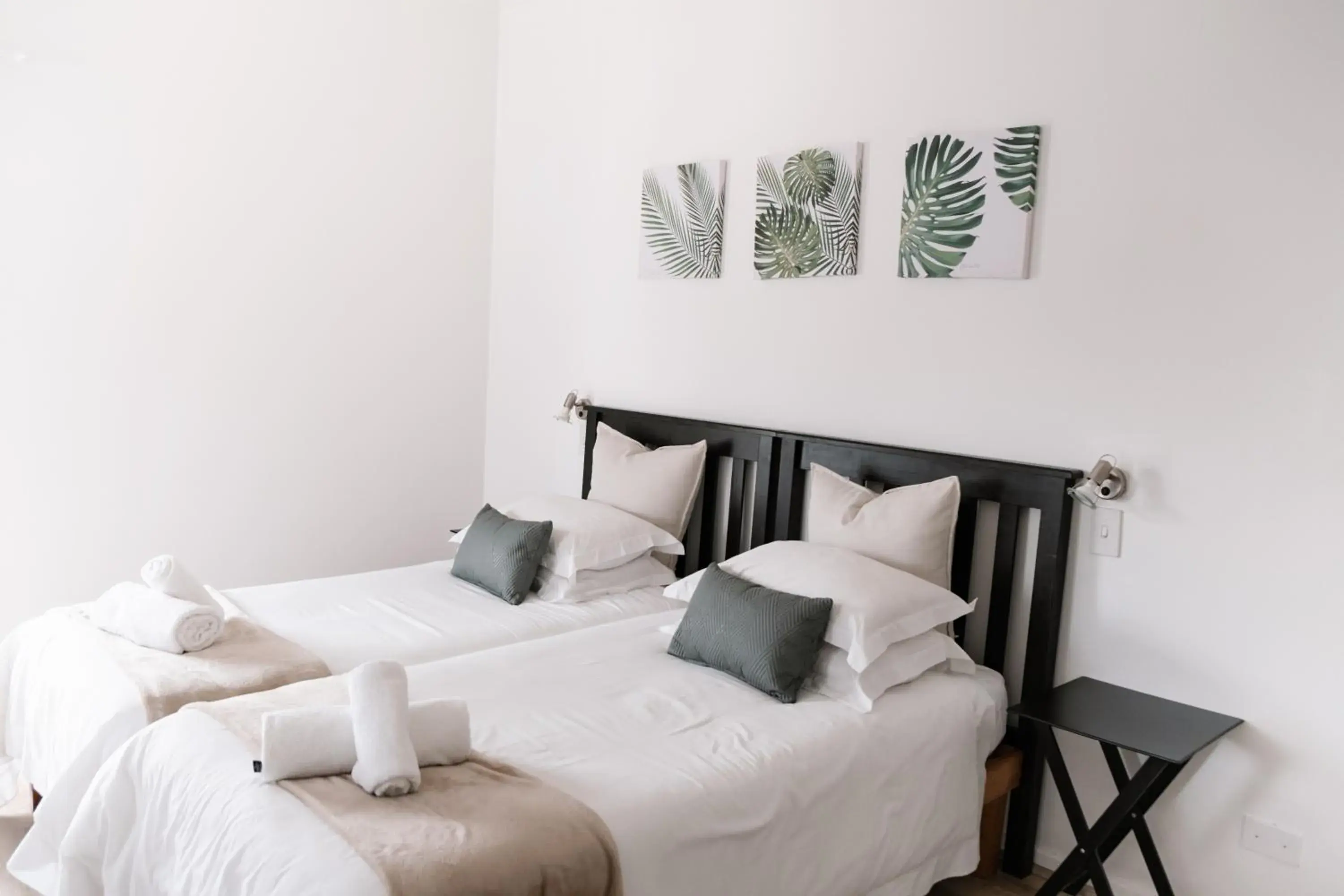 Double Room in George Lodge International Double Room in George Lodge International