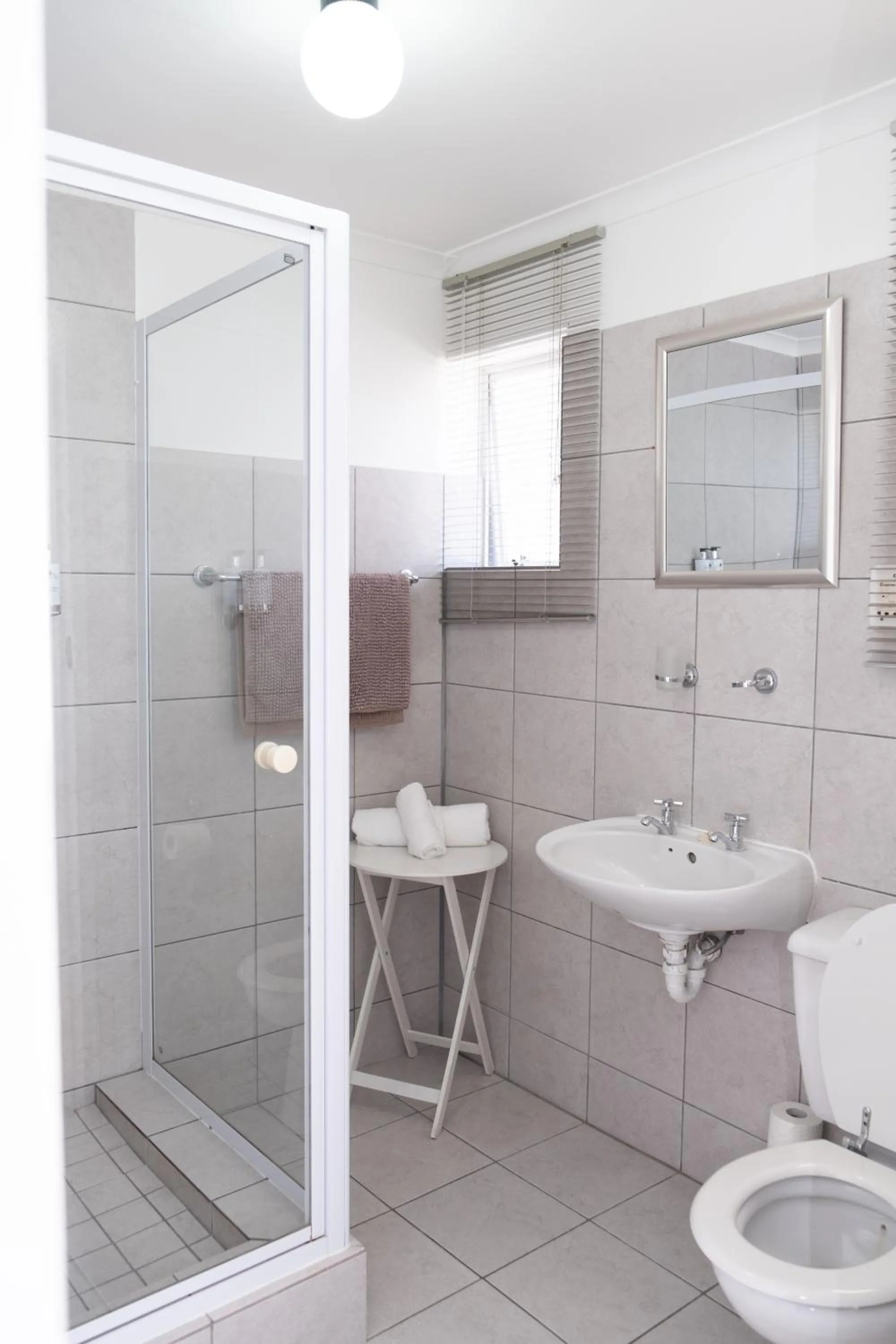 Shower in George Lodge International