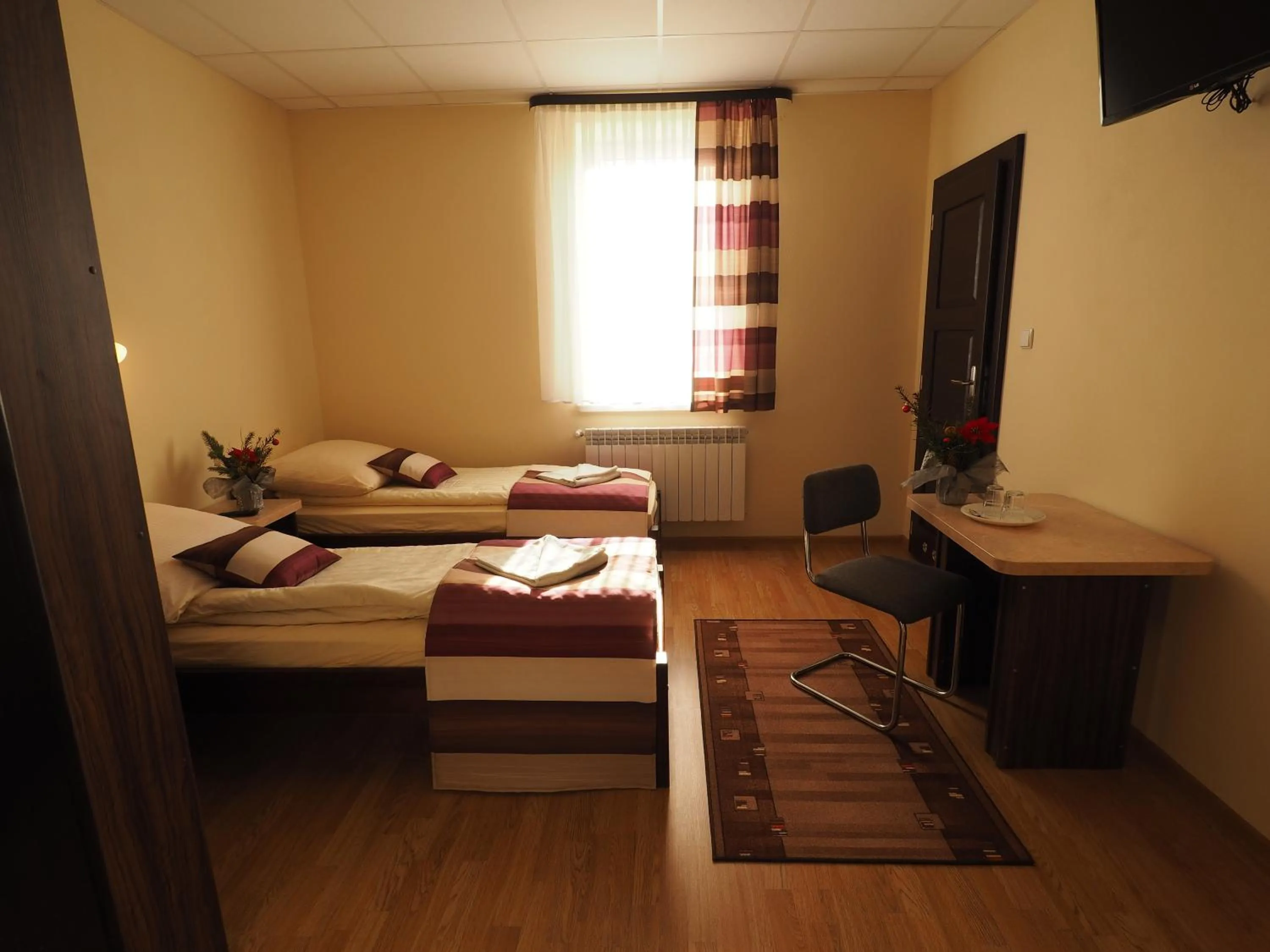 Photo of the whole room, Bed in DW Poronianka