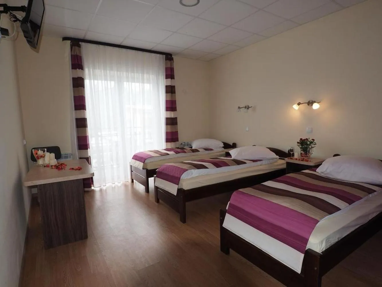 Photo of the whole room, Bed in DW Poronianka