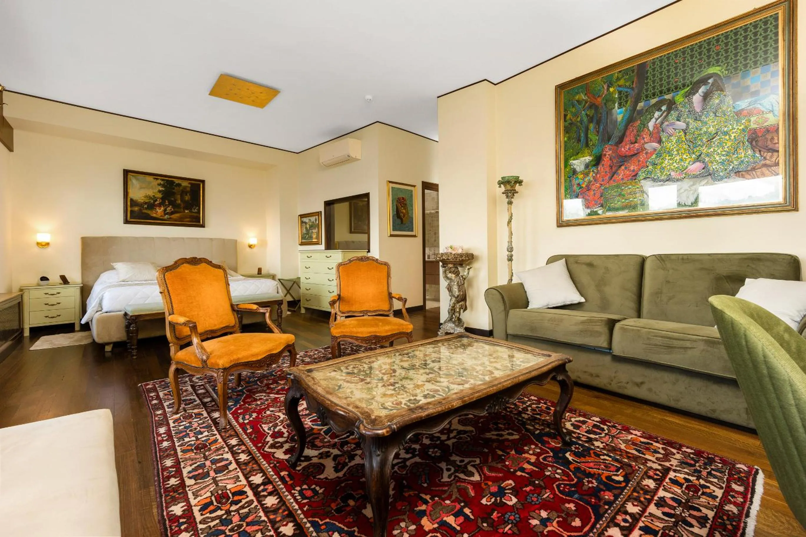 Seating area in Reggio Suite Luxury