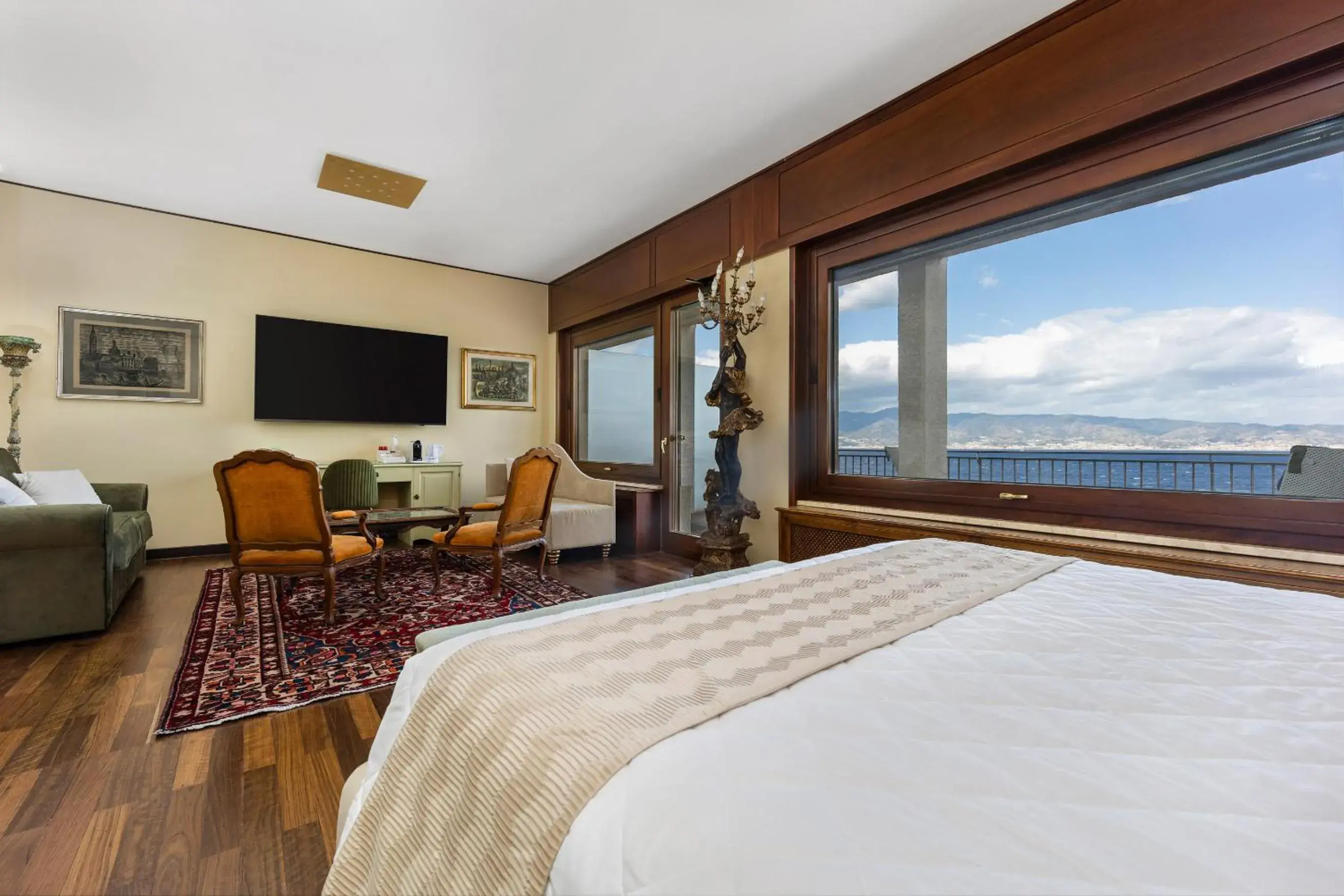 King Suite with Sea View in Reggio Suite Luxury King Suite with Sea View in Reggio Suite Luxury
