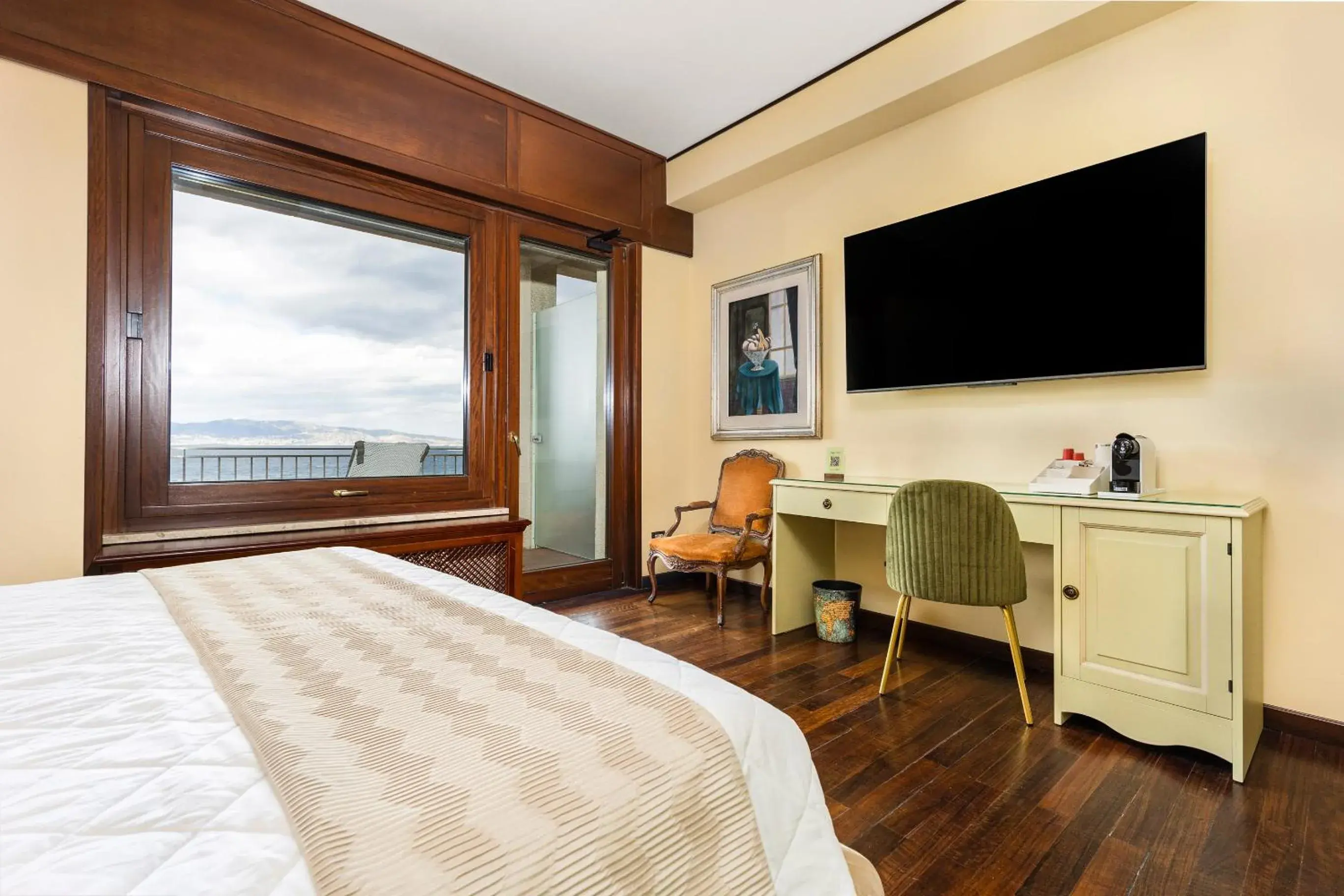 Double Room with Balcony and Sea View in Reggio Suite Luxury Double Room with Balcony and Sea View in Reggio Suite Luxury