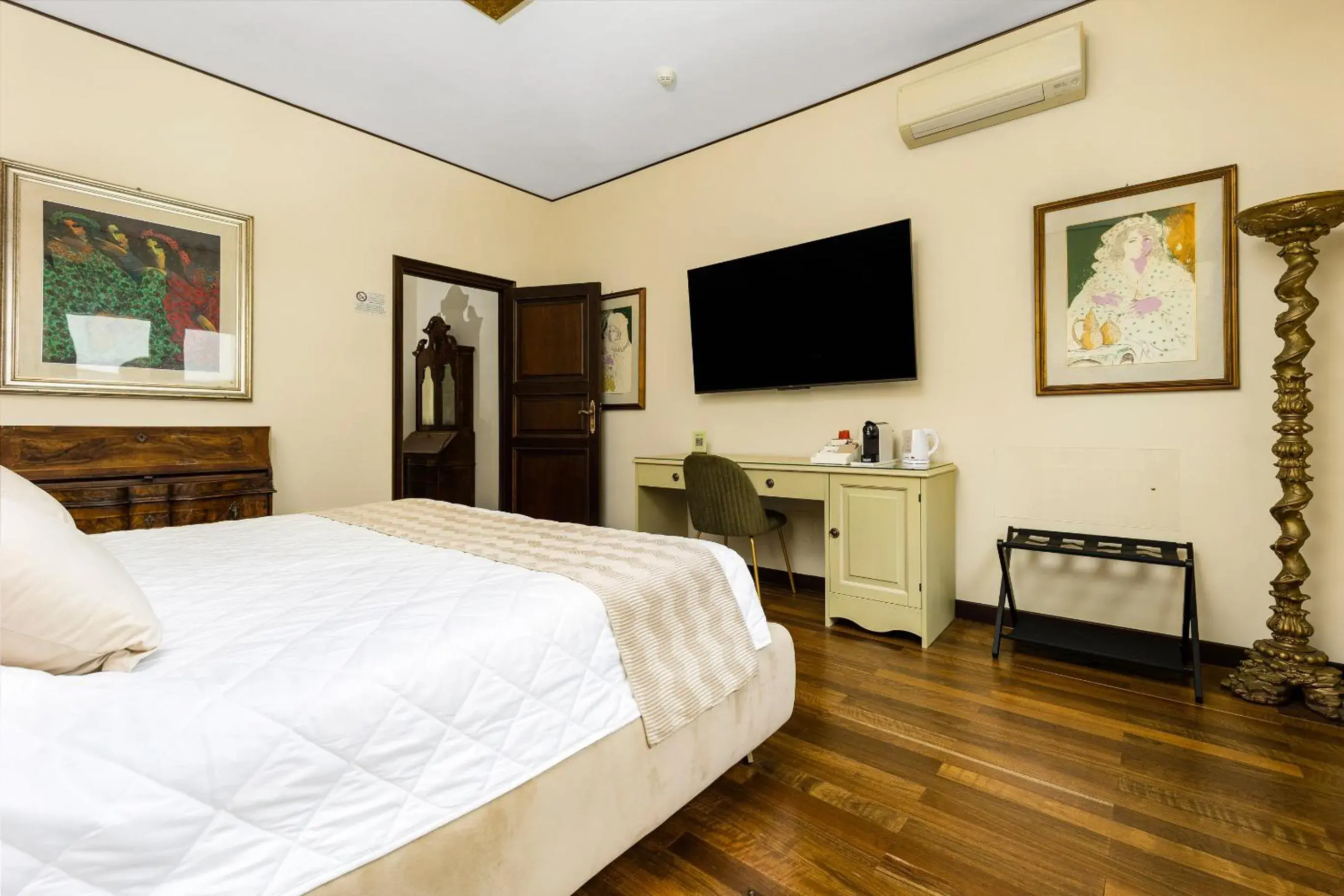 Luxury Triple Room in Reggio Suite Luxury Luxury Triple Room in Reggio Suite Luxury